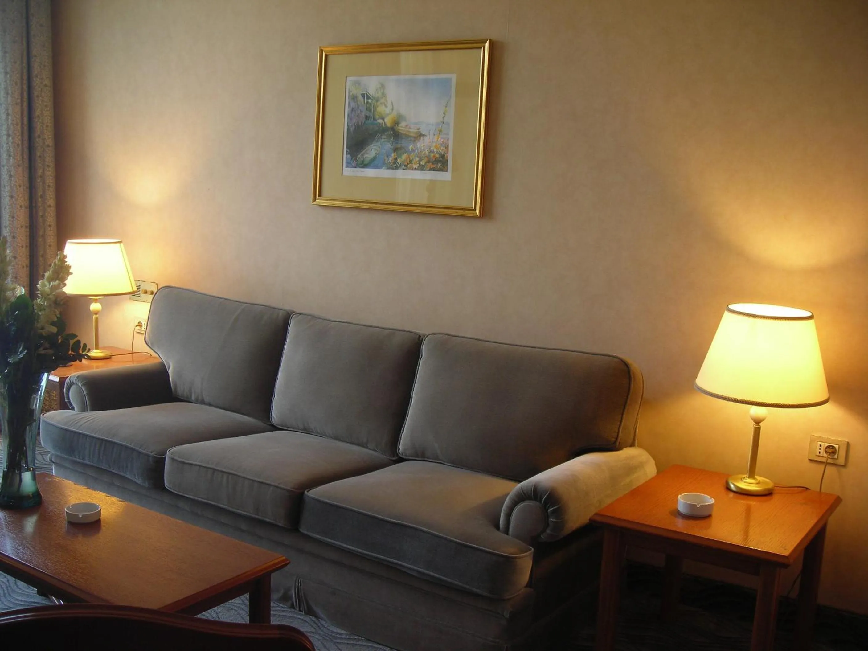 Living room in Bayview Hotel Beirut