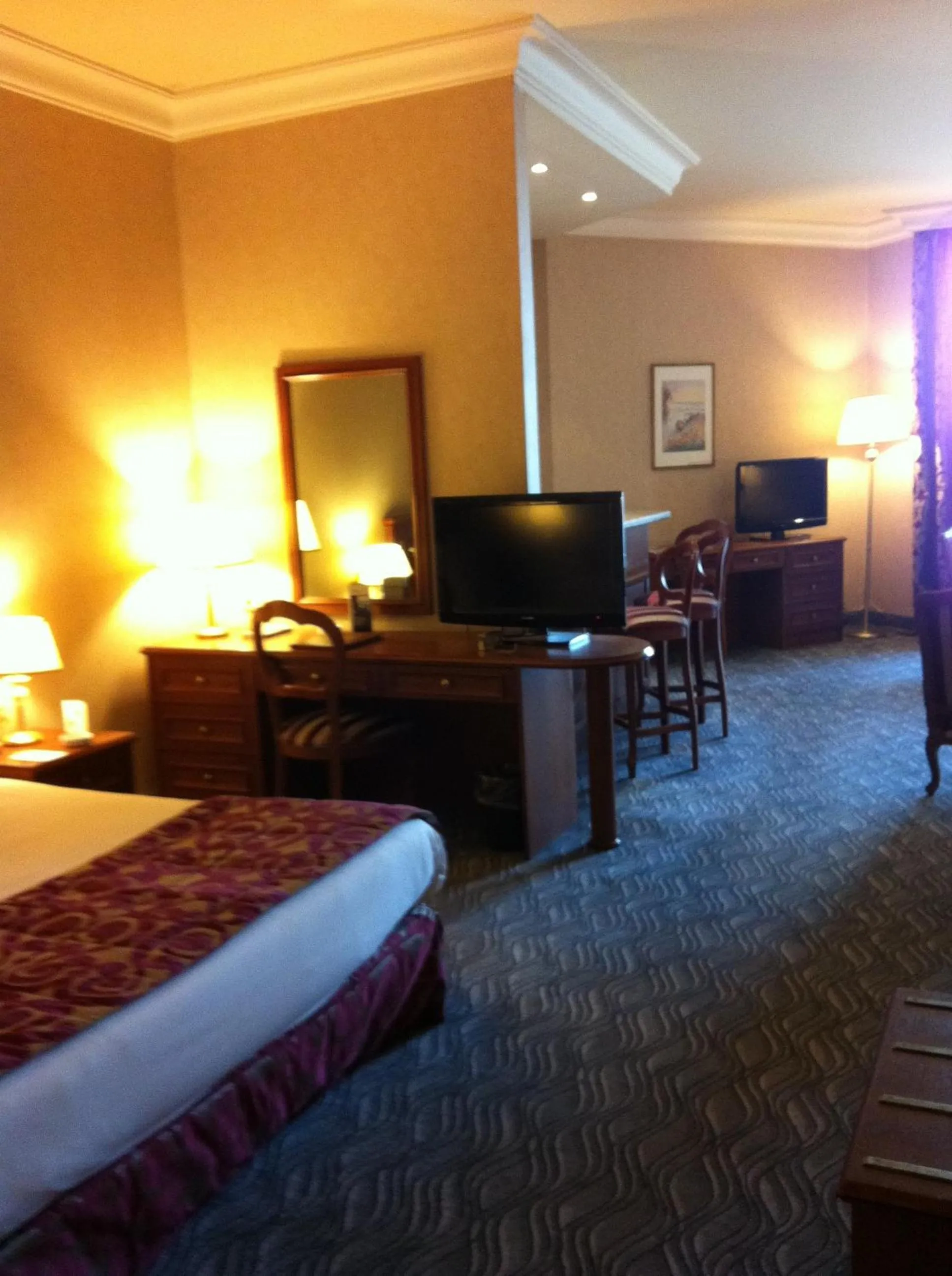 Photo of the whole room, Bed in Bayview Hotel Beirut