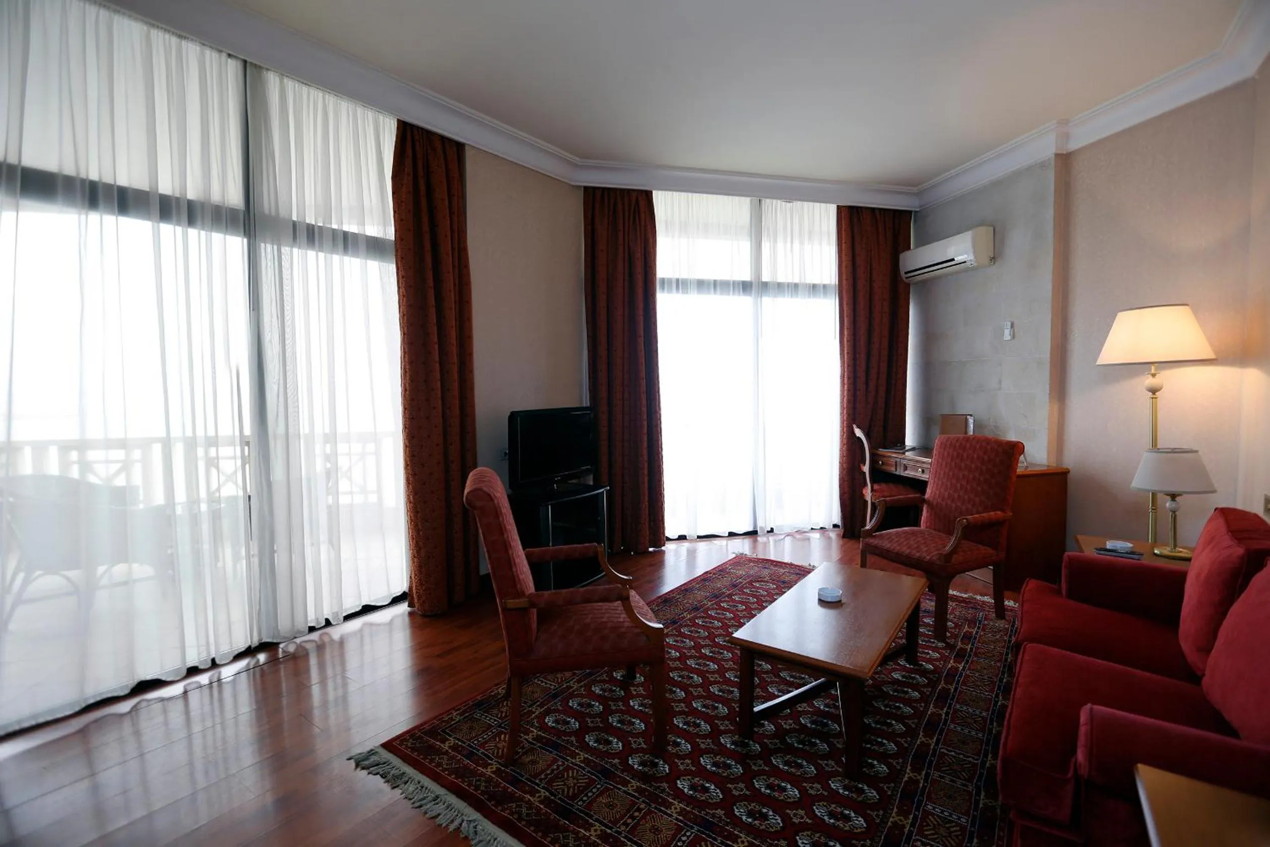 Living room in Bayview Hotel Beirut