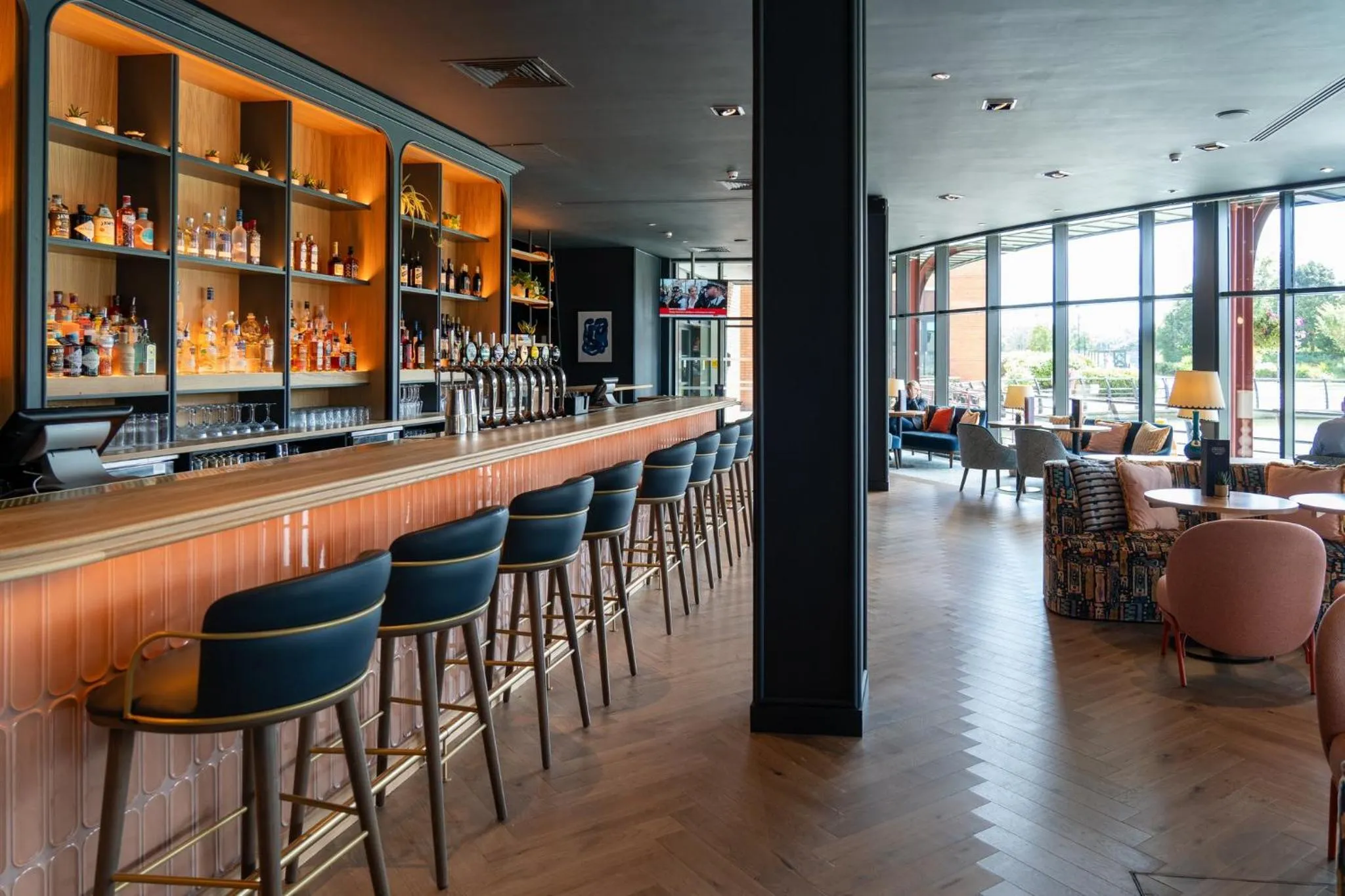 Lounge or bar in Radisson Blu Hotel Belfast