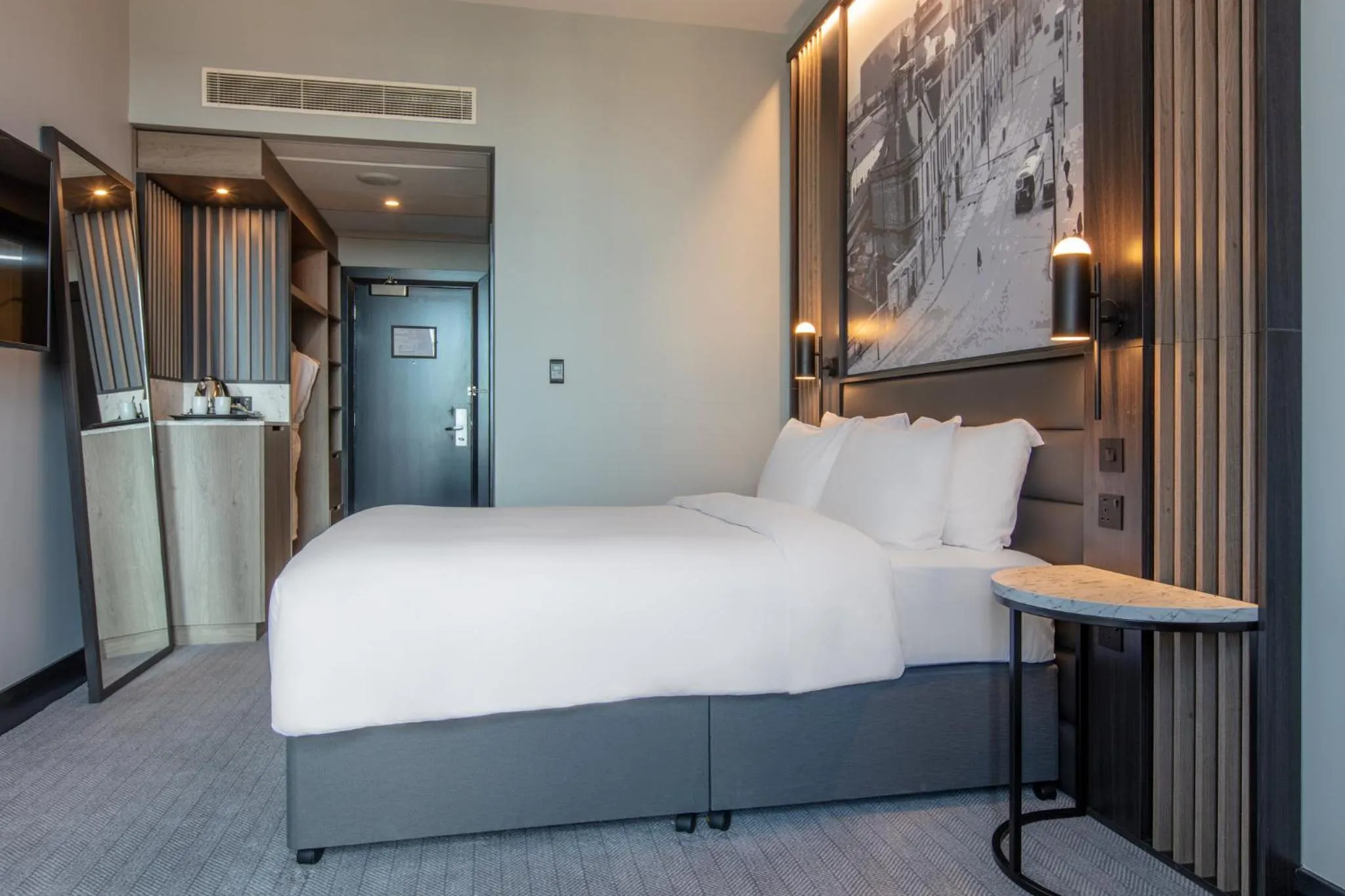 Photo of the whole room, Bed in voco Belfast by IHG