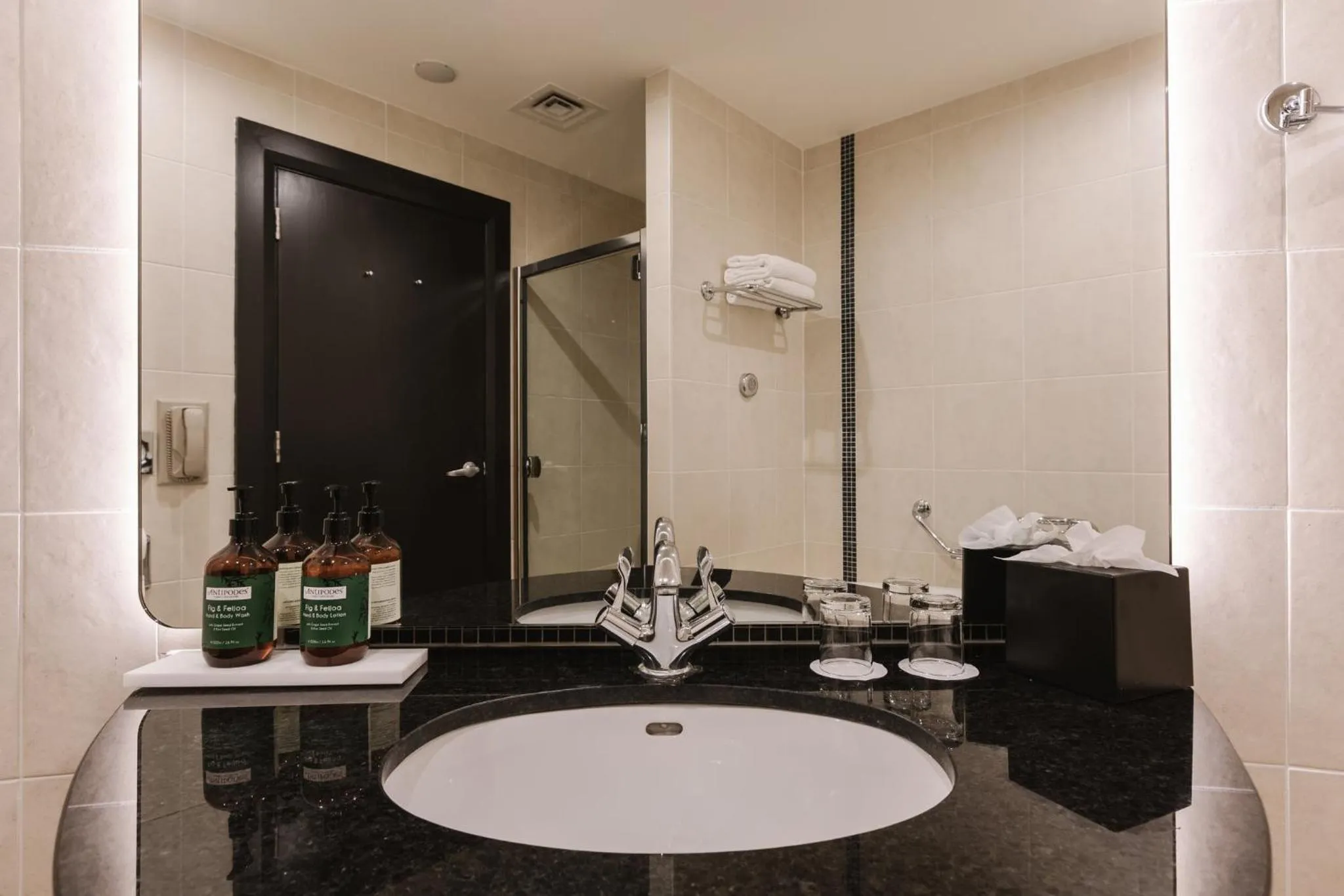 Photo of the whole room in voco Belfast by IHG