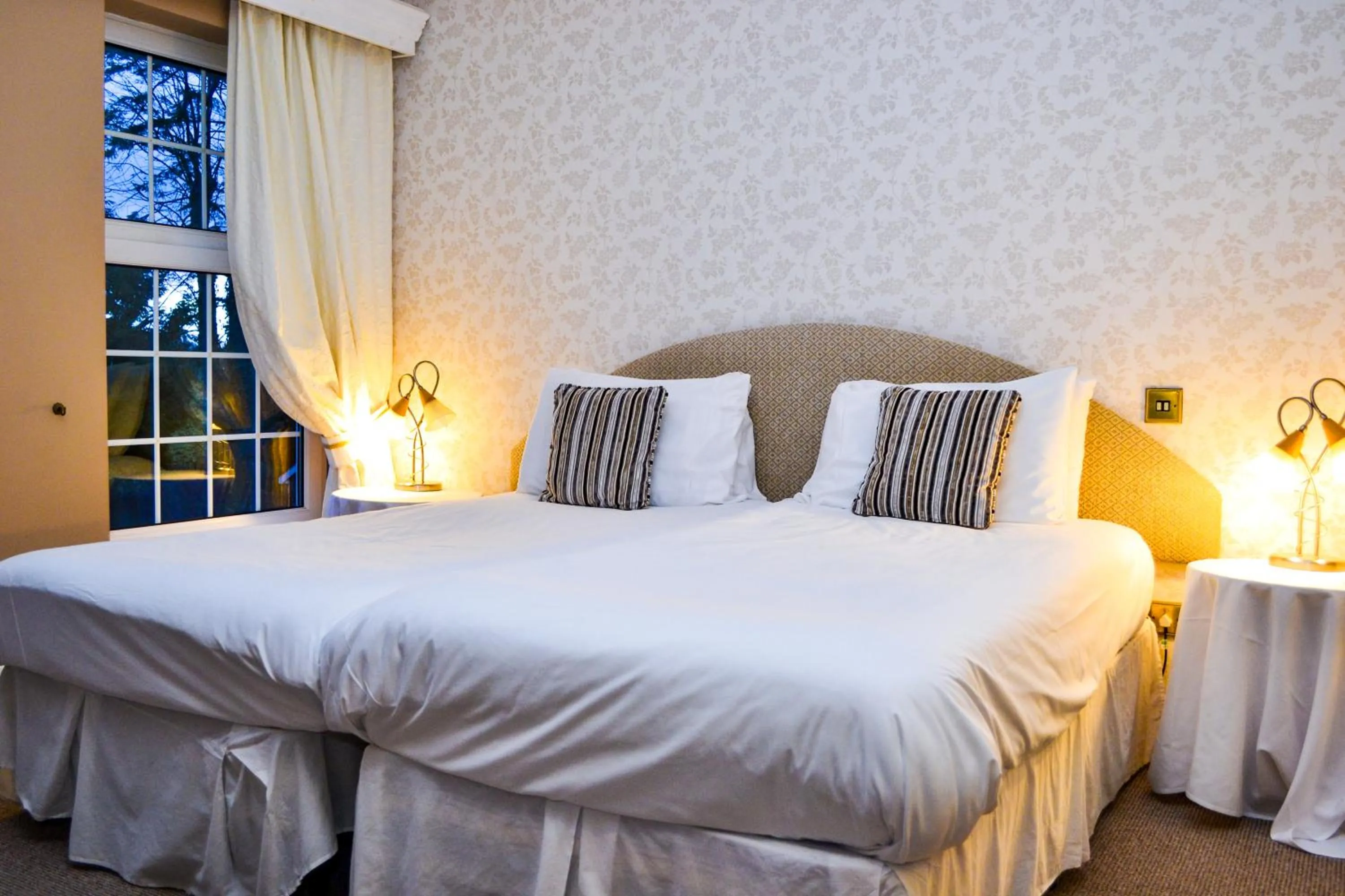 Bed in Ty Newydd Country Hotel