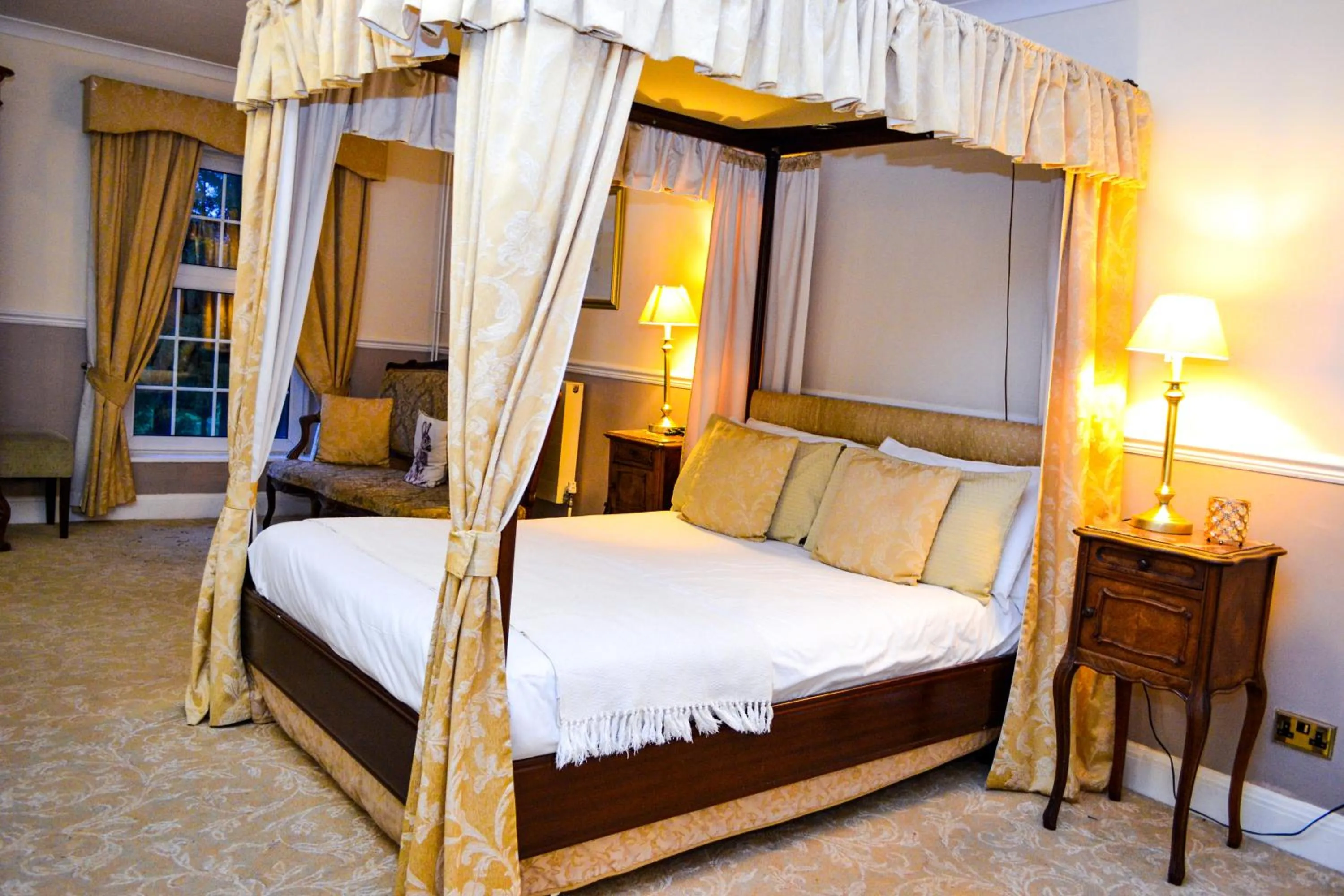 Bed in Ty Newydd Country Hotel