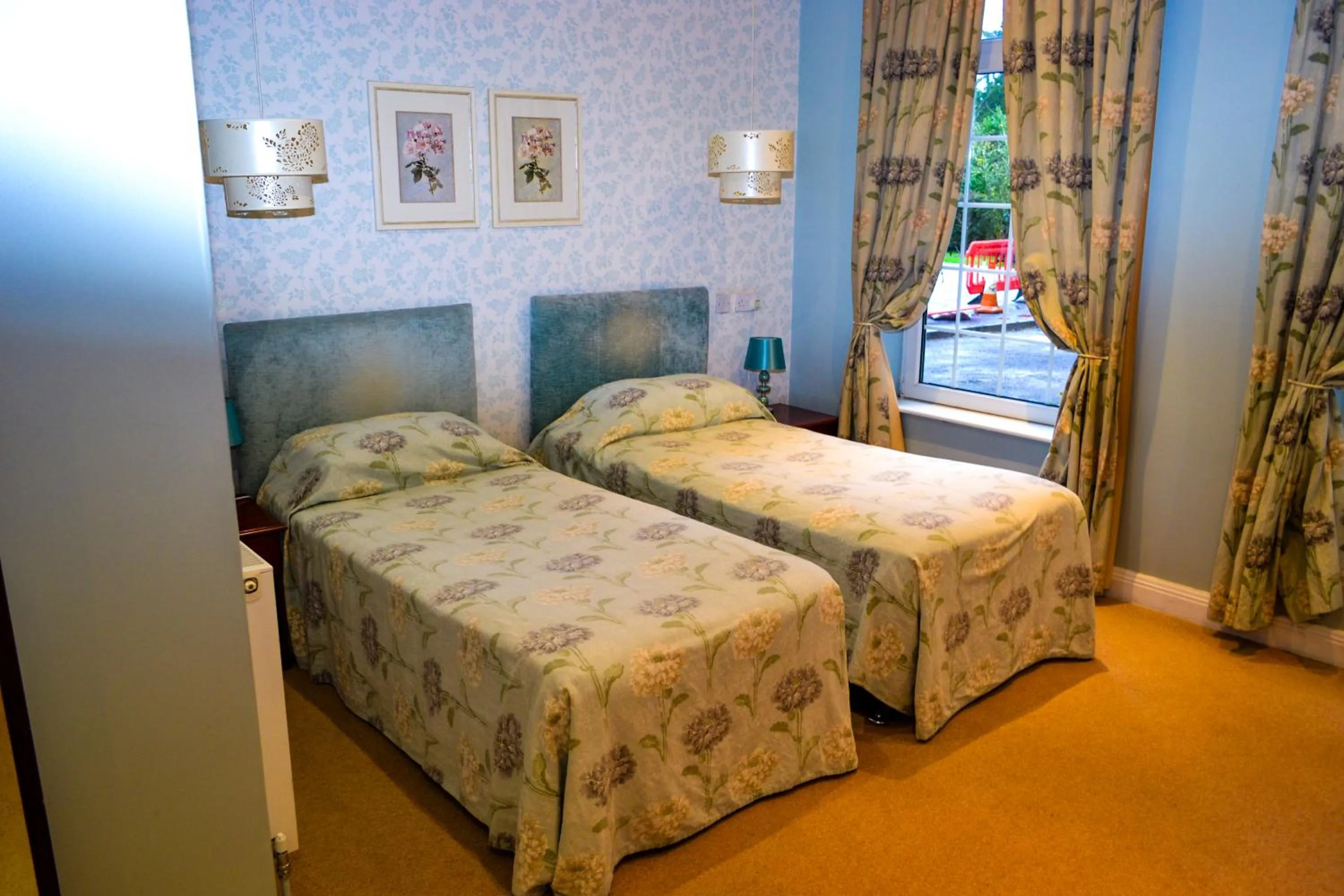 Bed in Ty Newydd Country Hotel