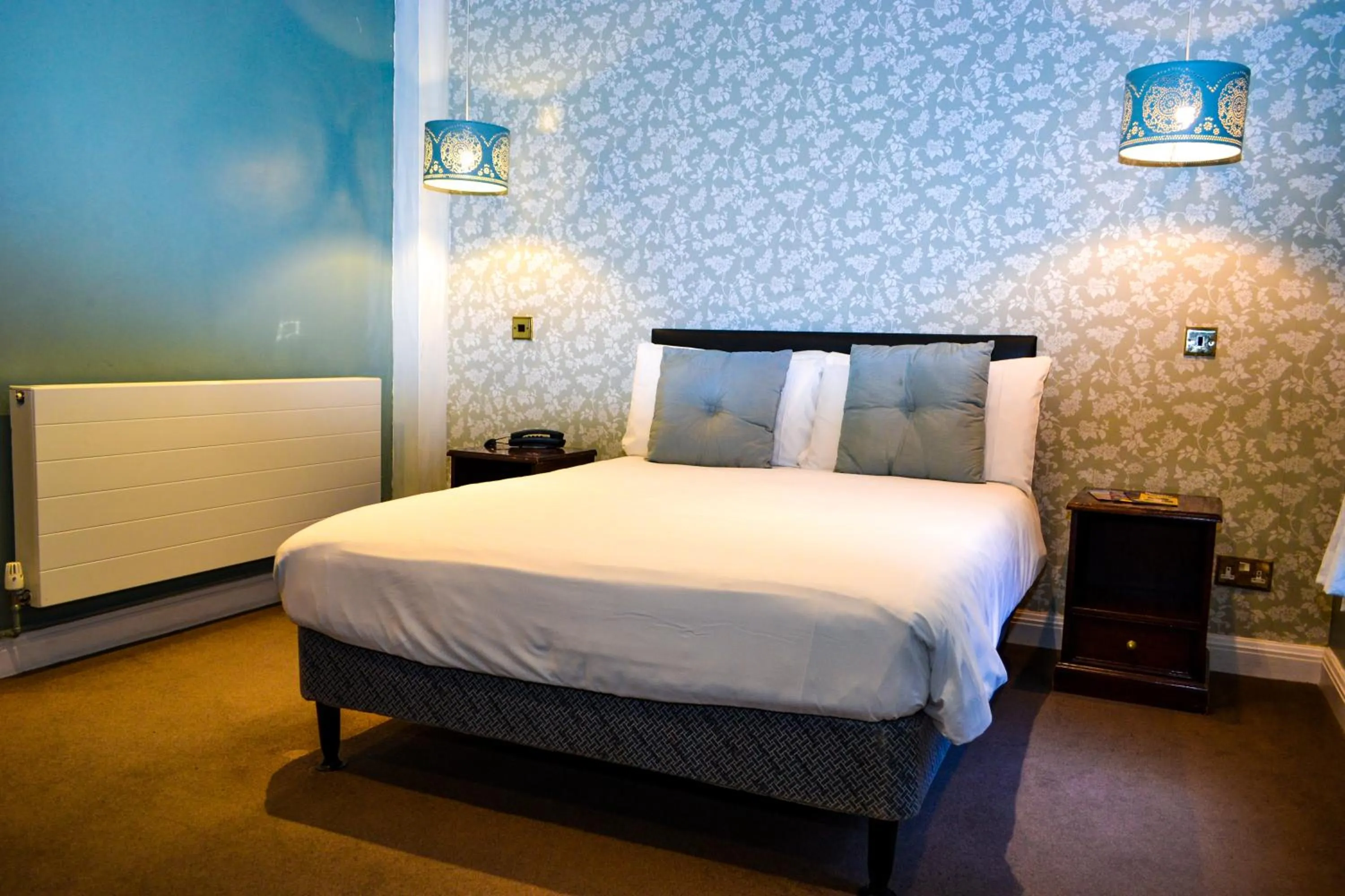 Bed in Ty Newydd Country Hotel