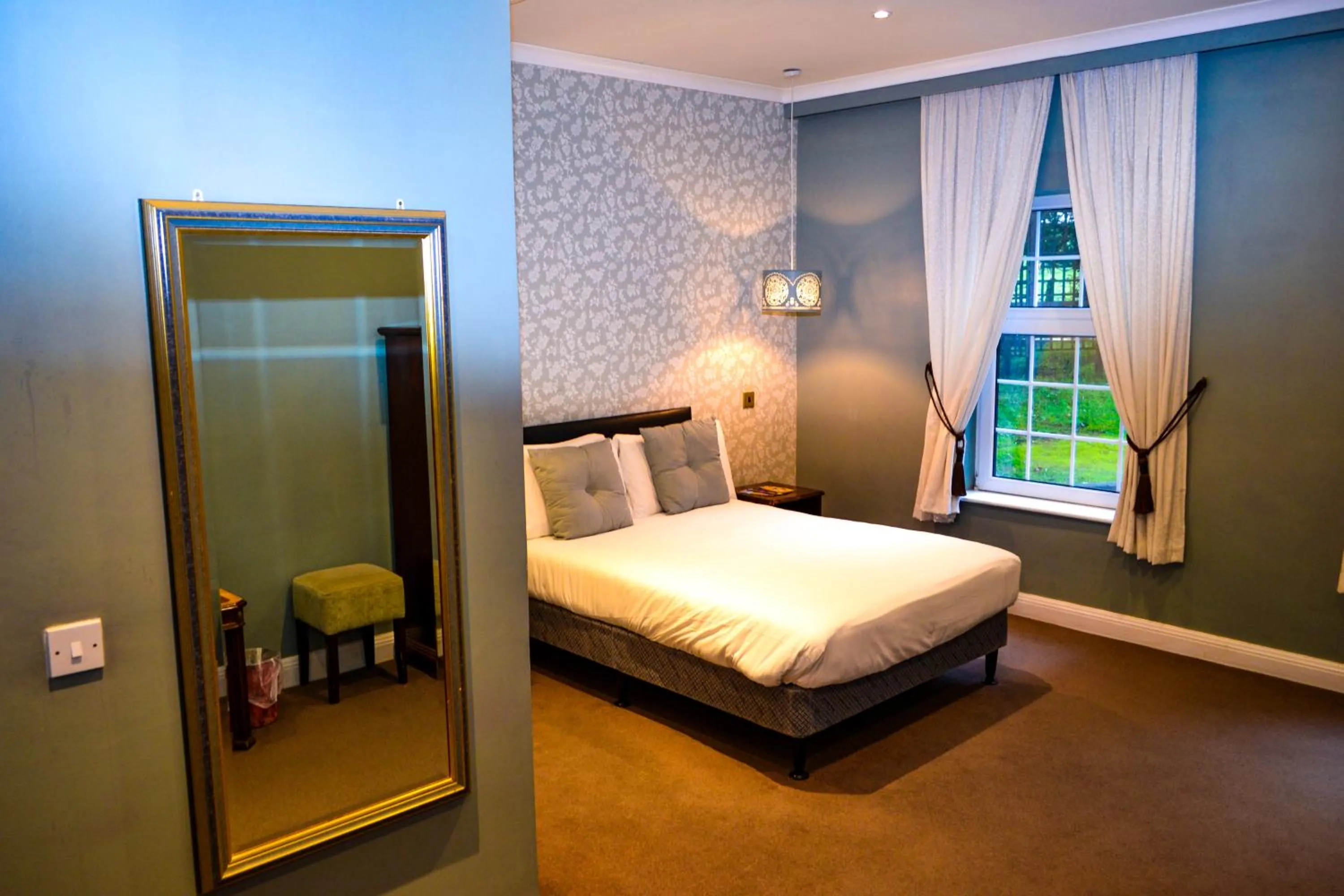 Bed in Ty Newydd Country Hotel