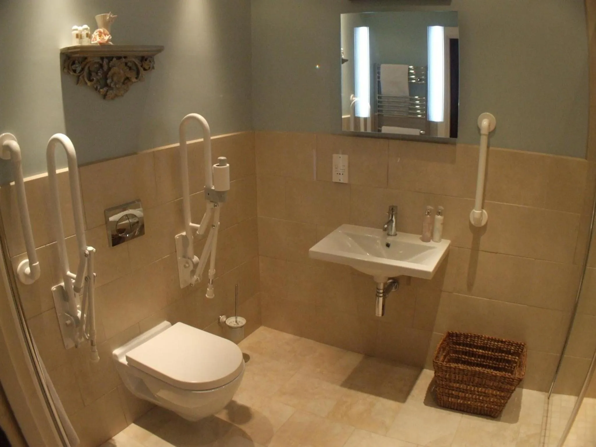 Bathroom in Ty Newydd Country Hotel