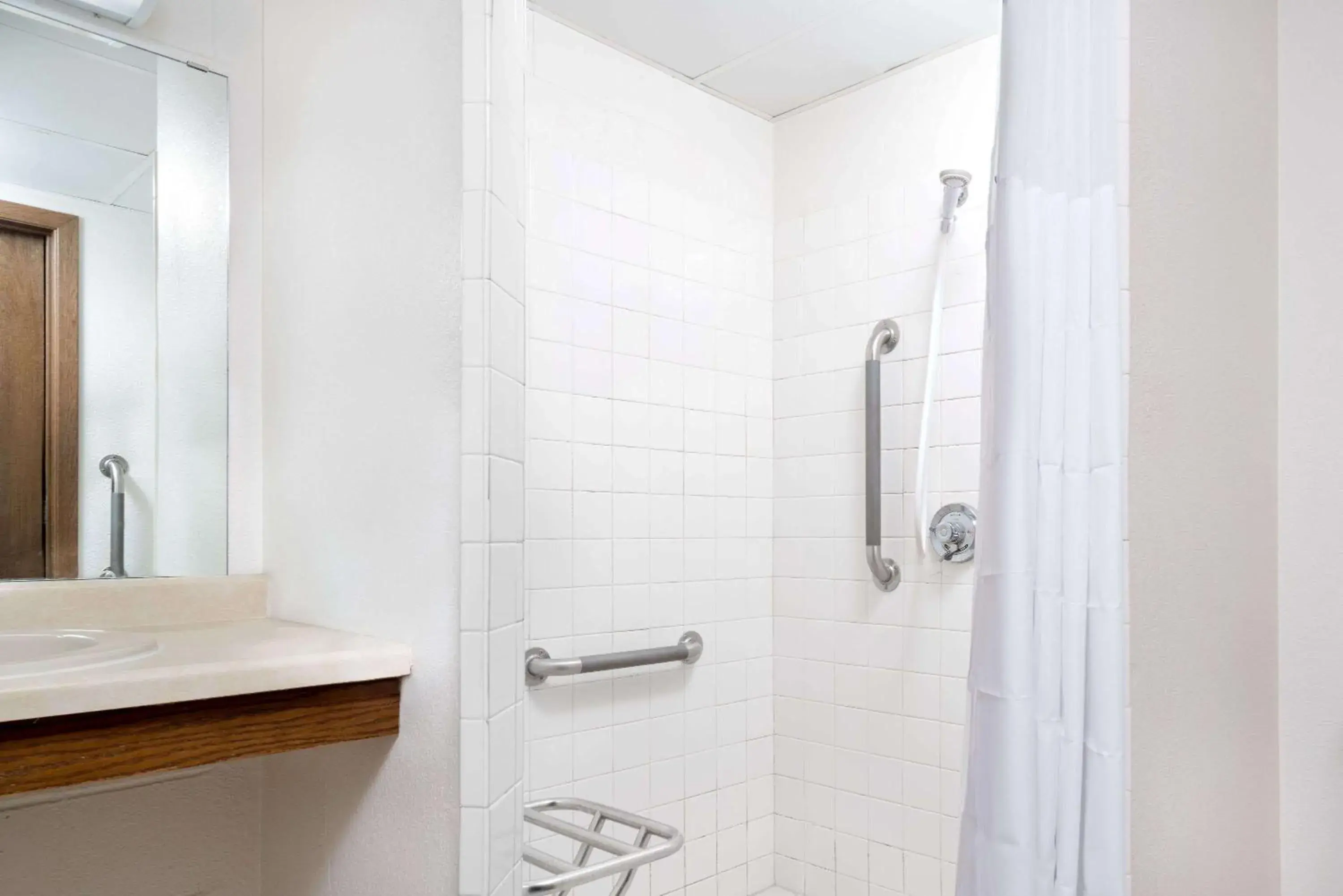 Double Room - Disability Access/Non-Smoking in Days Inn by Wyndham St Cloud Double Room - Disability Access/Non-Smoking in Days Inn by Wyndham St Cloud