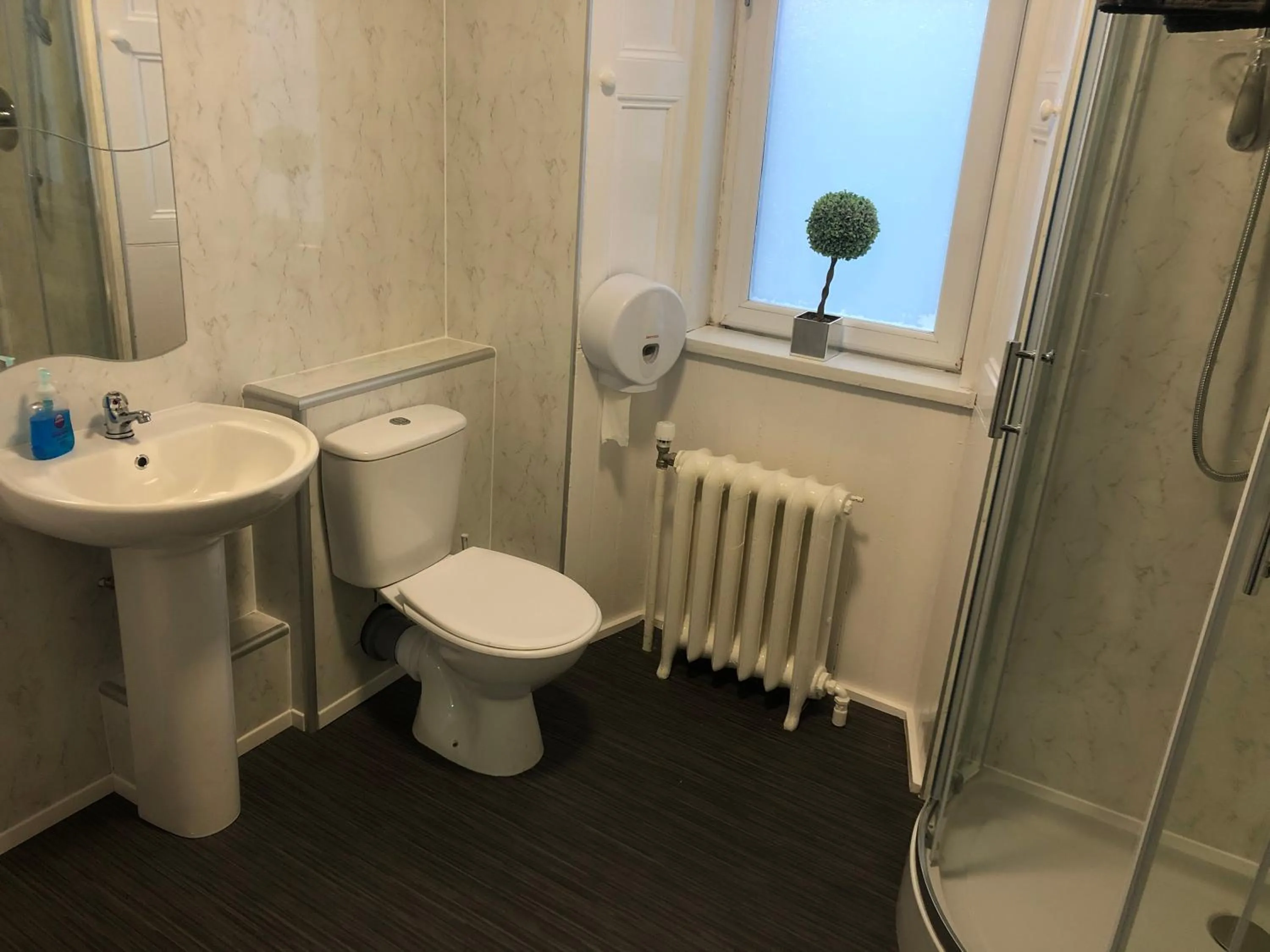 Shower in The Windsor Hotel and Bar