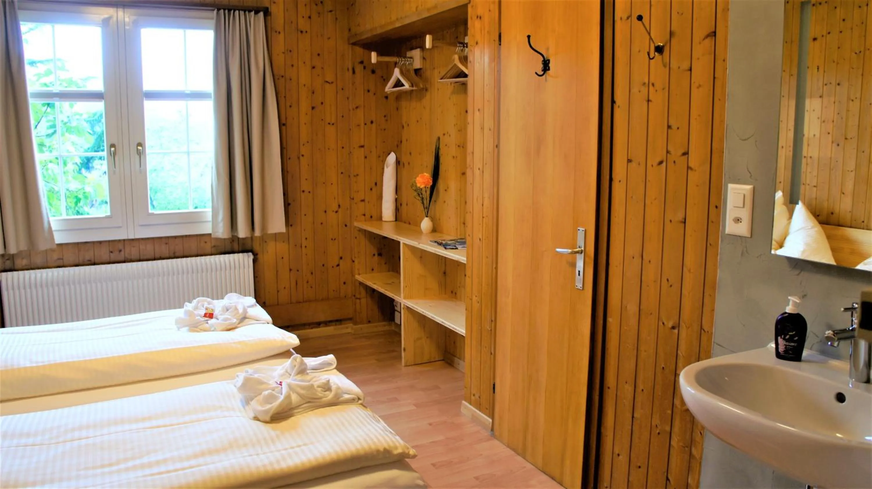 Photo of the whole room, Bed in B & B Brienz