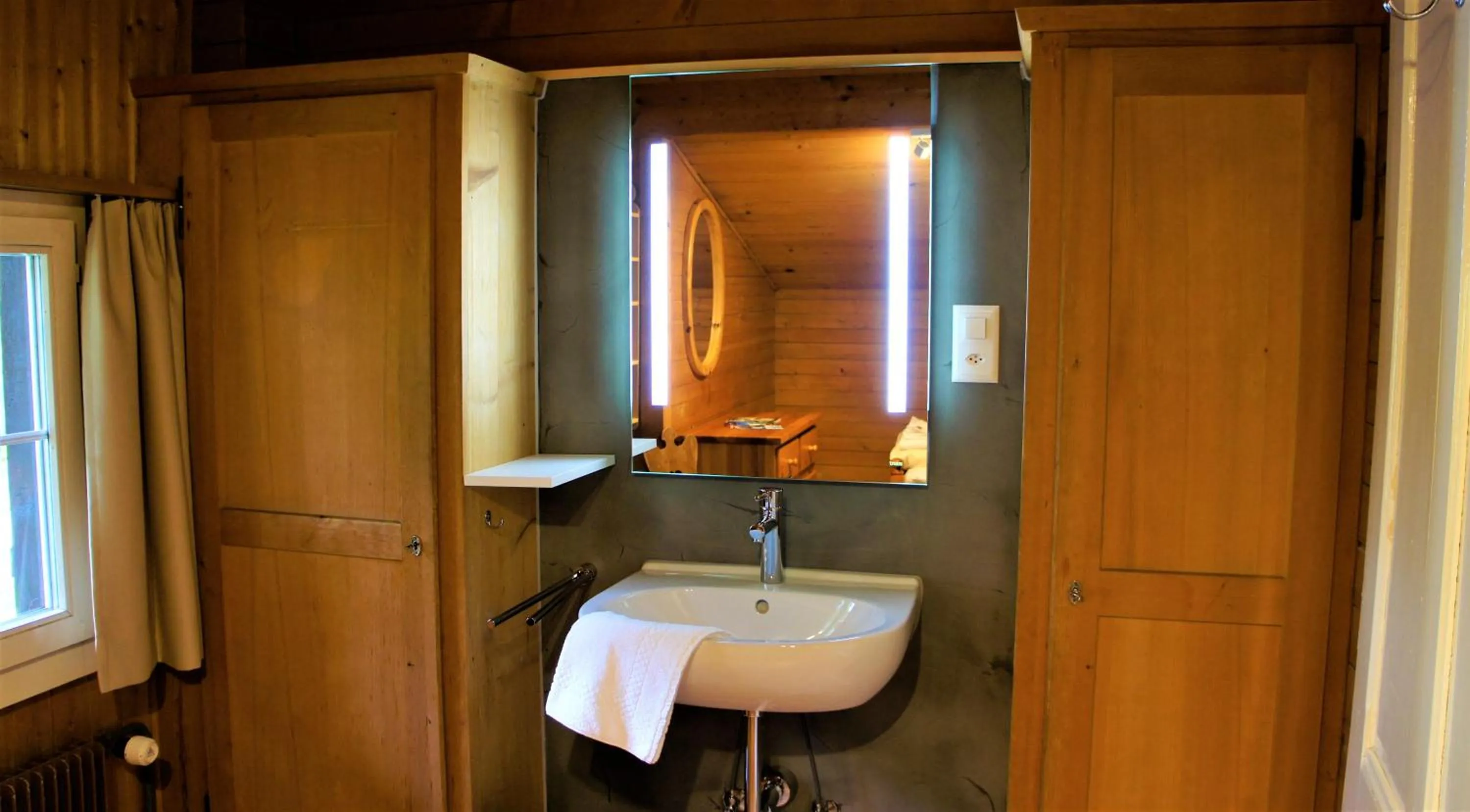 Photo of the whole room in B & B Brienz