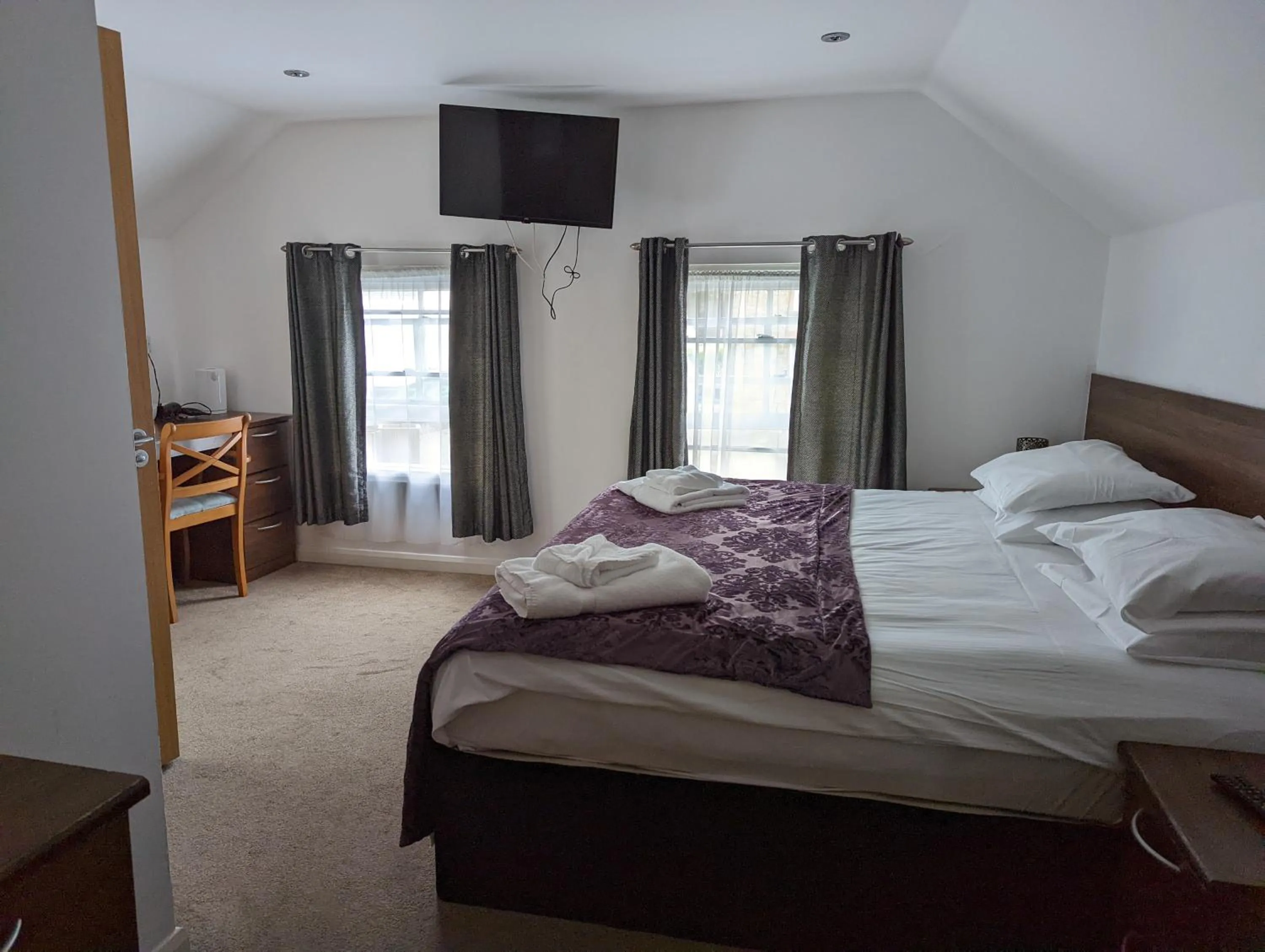 Bed in Barley Sheaf, Old Bridge Street EN SUITE ROOMS, ROOM ONLY