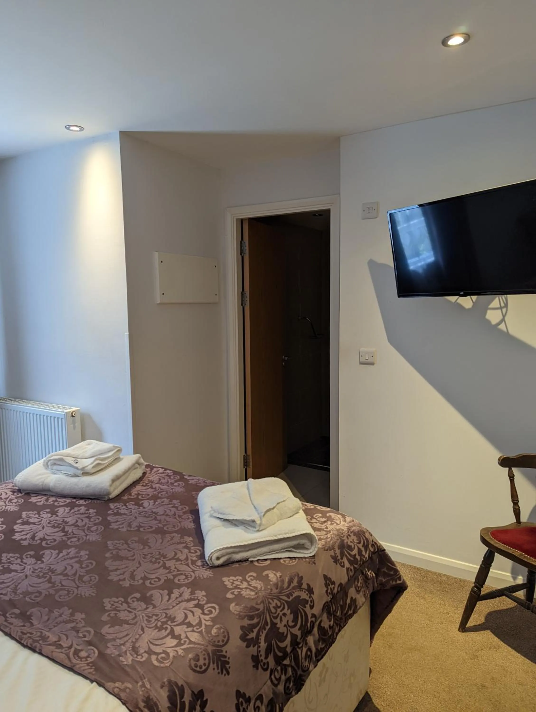 Bed in Barley Sheaf, Old Bridge Street EN SUITE ROOMS, ROOM ONLY