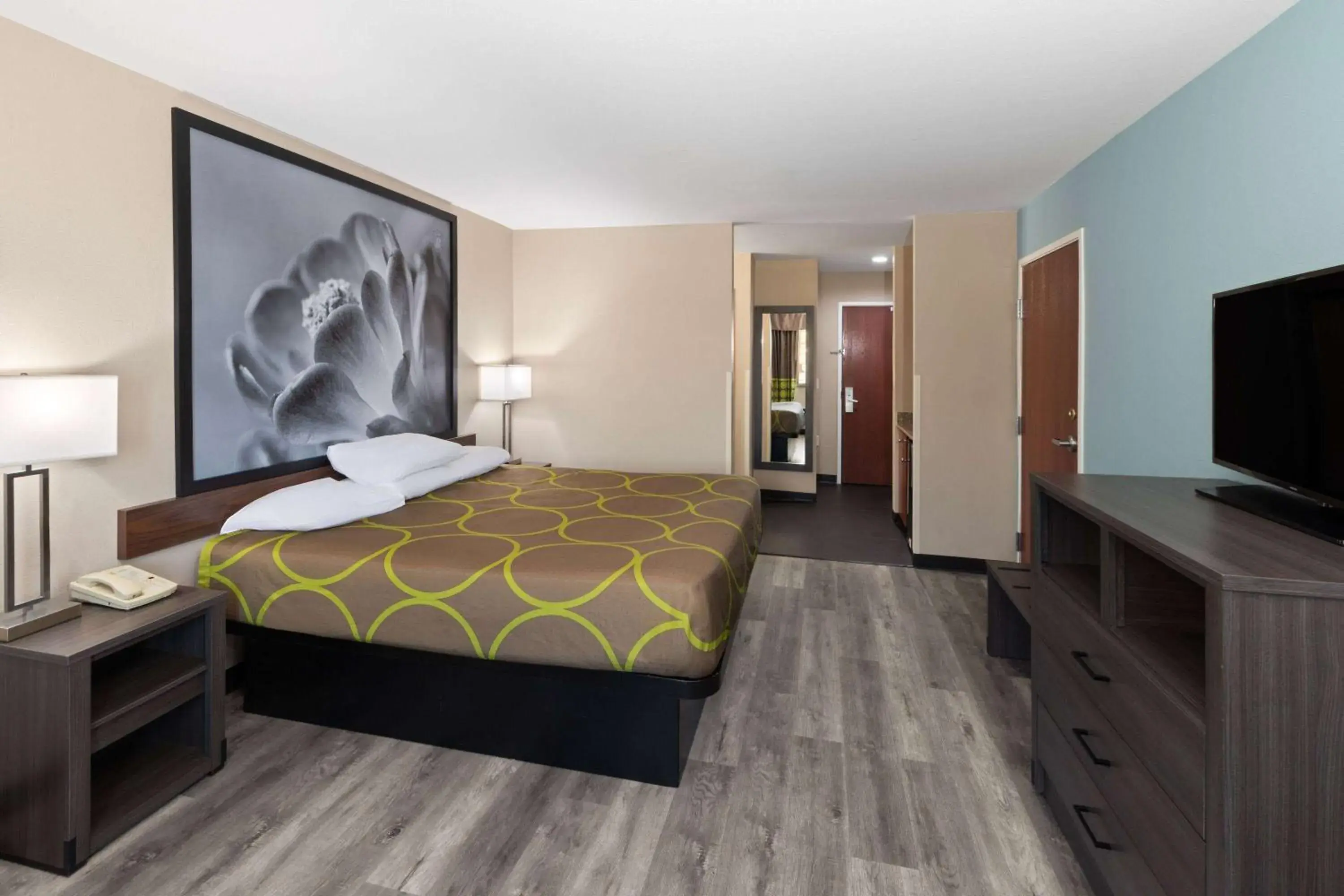 King Room with Bath Tub - Mobility Accessible/Non-Smoking in Super 8 by Wyndham Lubbock West King Room with Bath Tub - Mobility Accessible/Non-Smoking in Super 8 by Wyndham Lubbock West