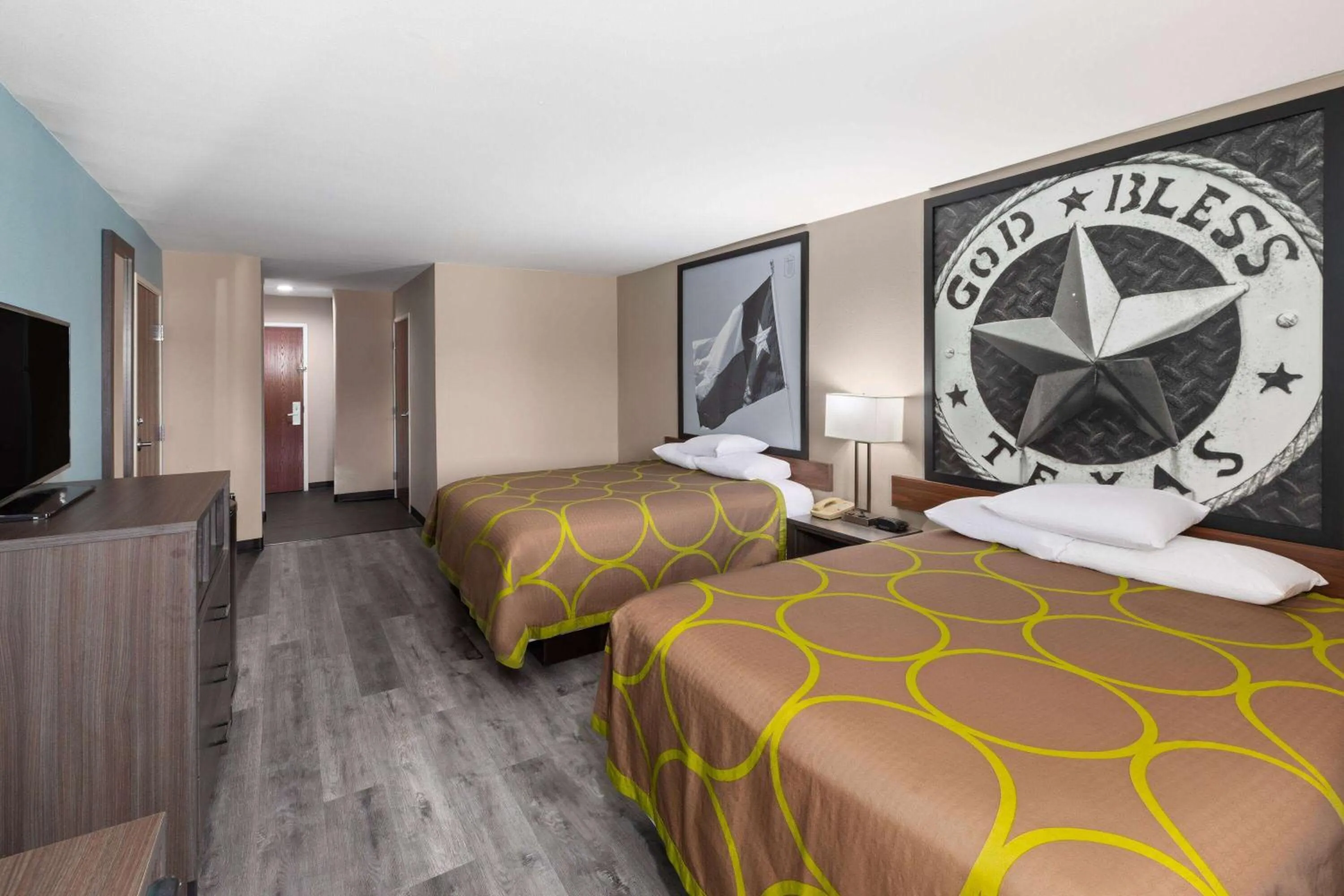 Photo of the whole room, Bed in Super 8 by Wyndham Lubbock West