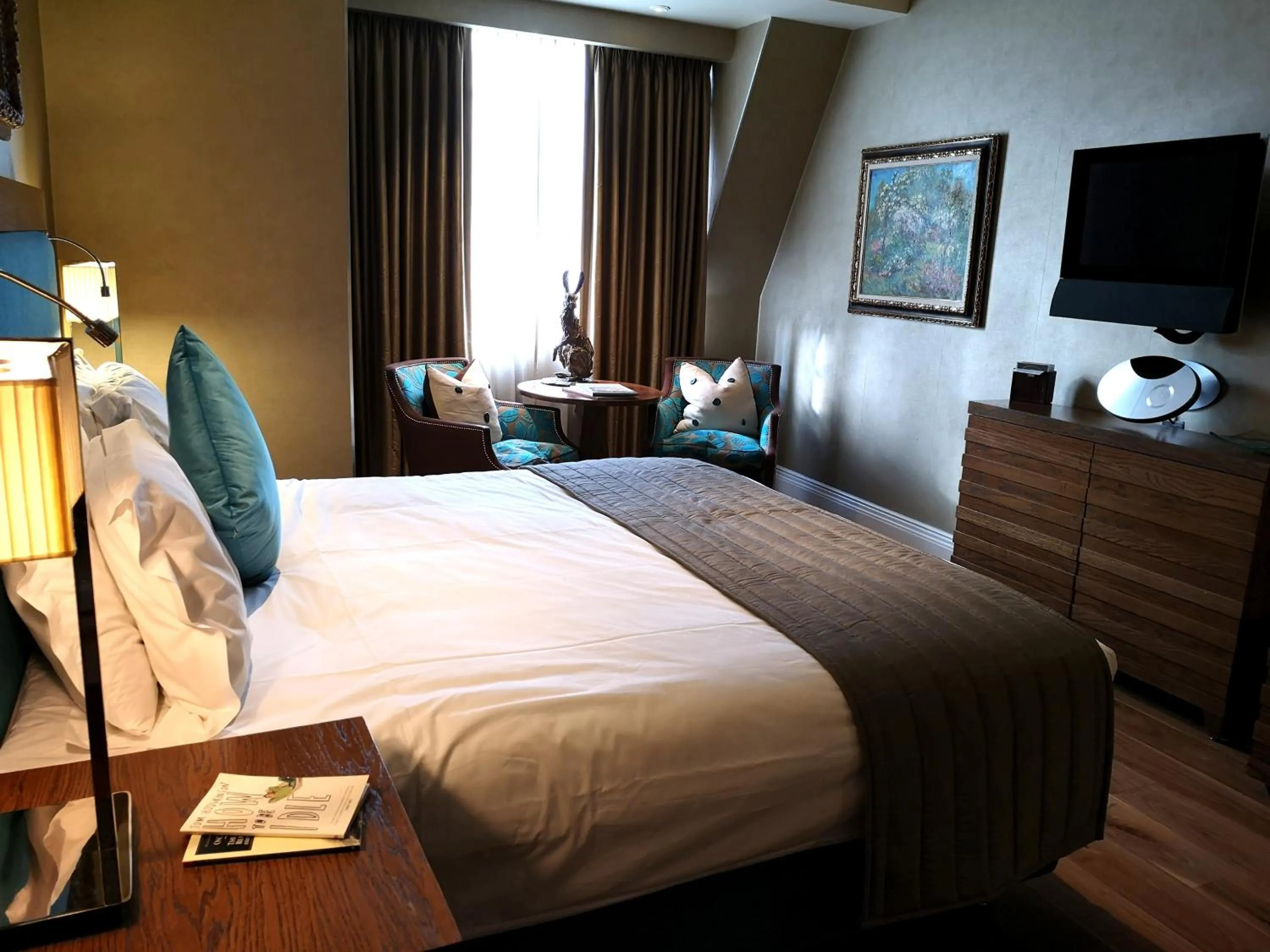 Bed in The Roseate Reading