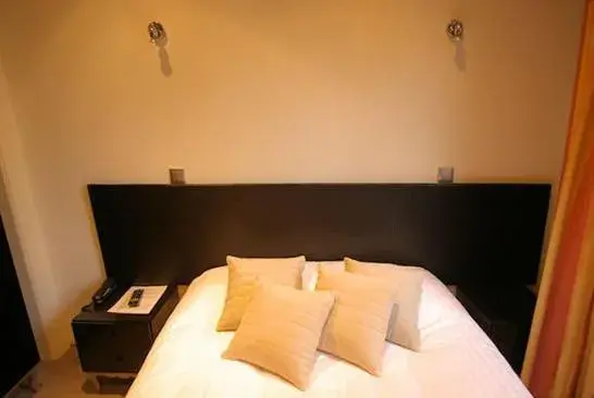 Photo of the whole room, Bed in Hôtel Garabel