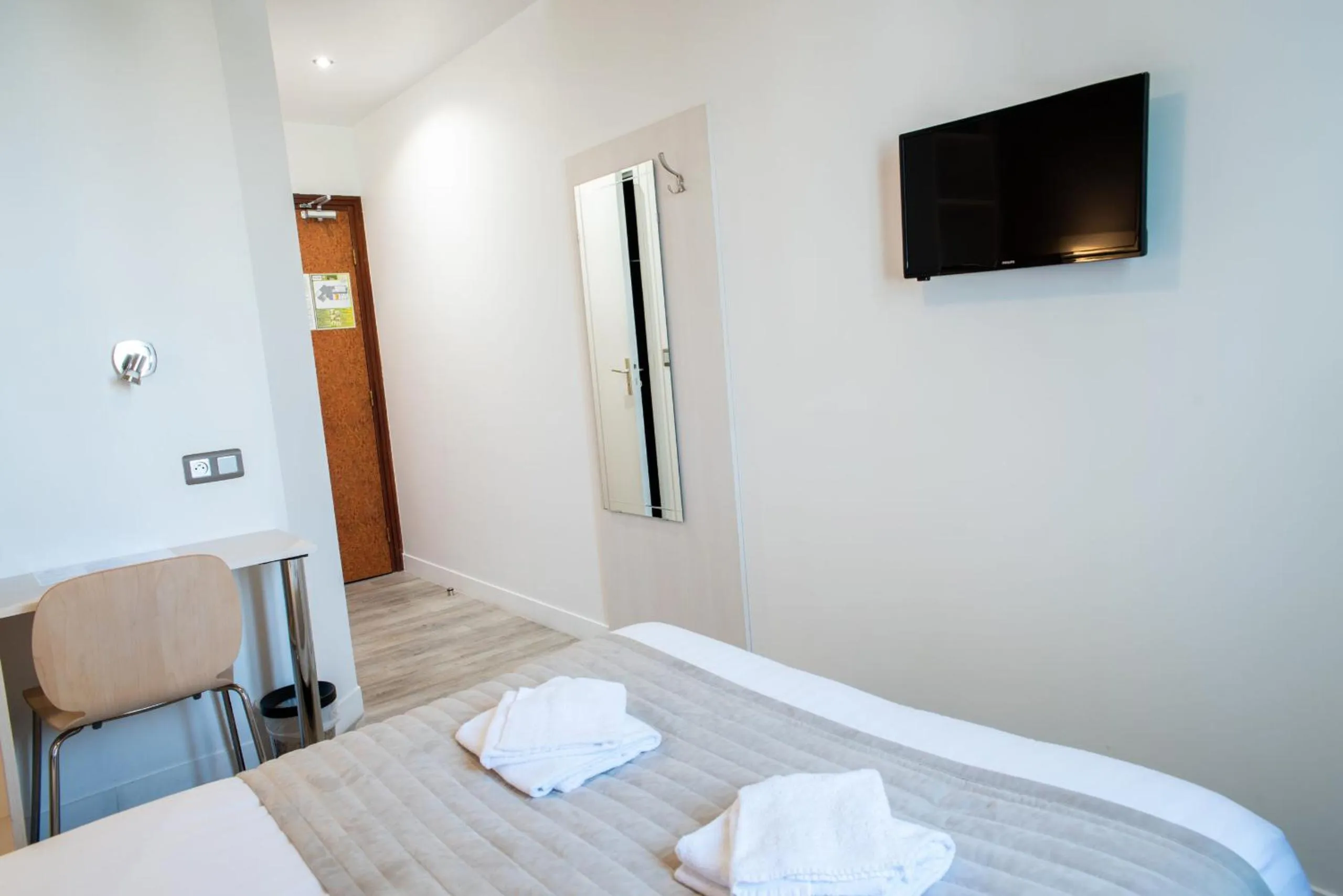 Bedroom, Bed in Hôtel Garabel