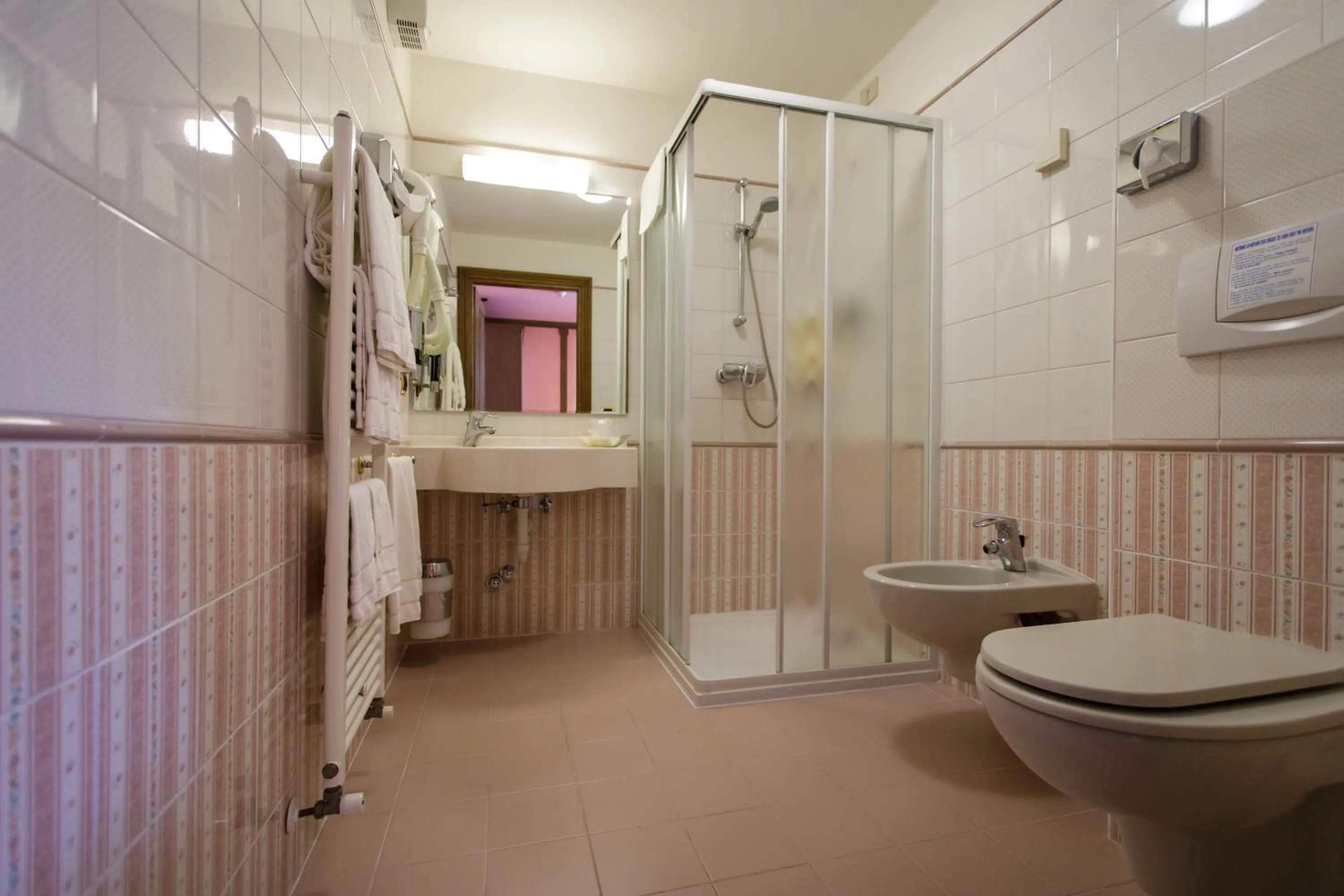 Shower in Hotel Compagnoni