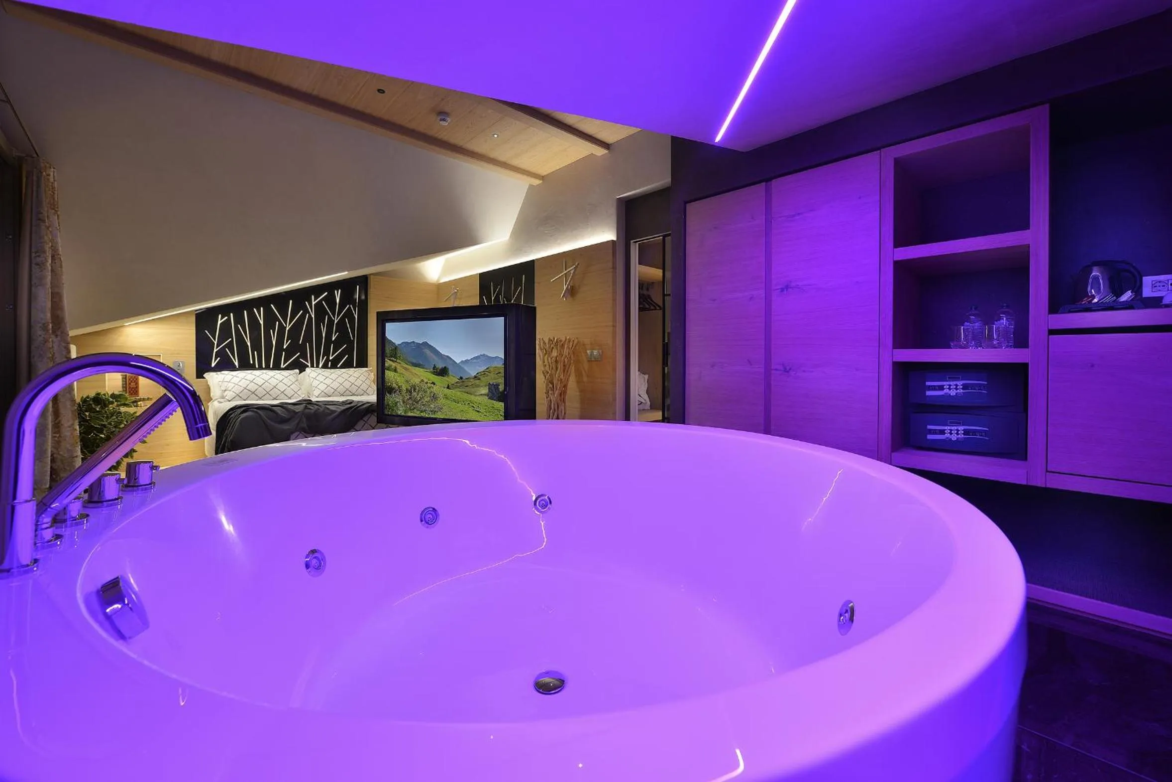 Hot Tub in Hotel Compagnoni