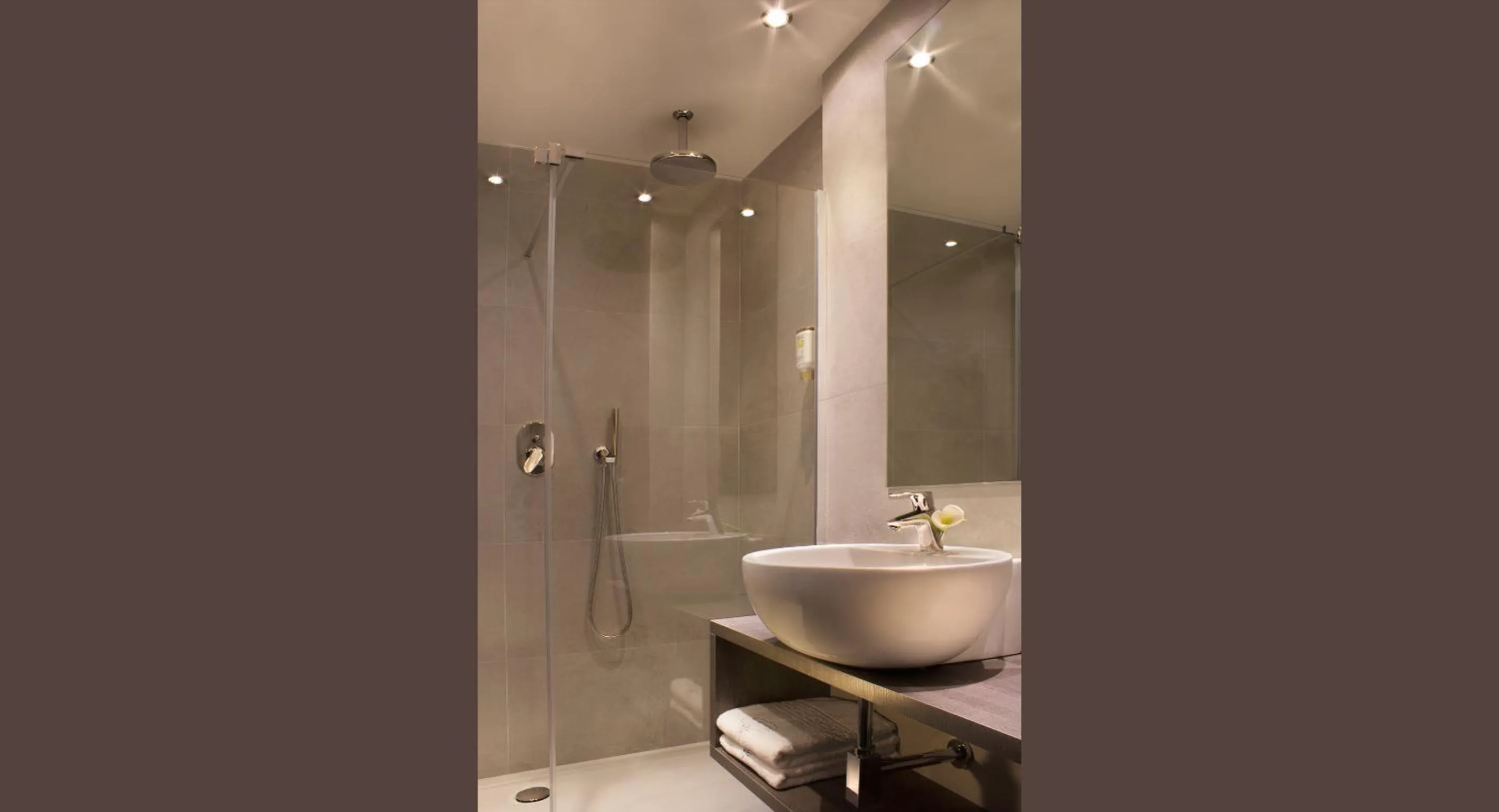 Shower in Hotel Désirée - Garda Lake Collection