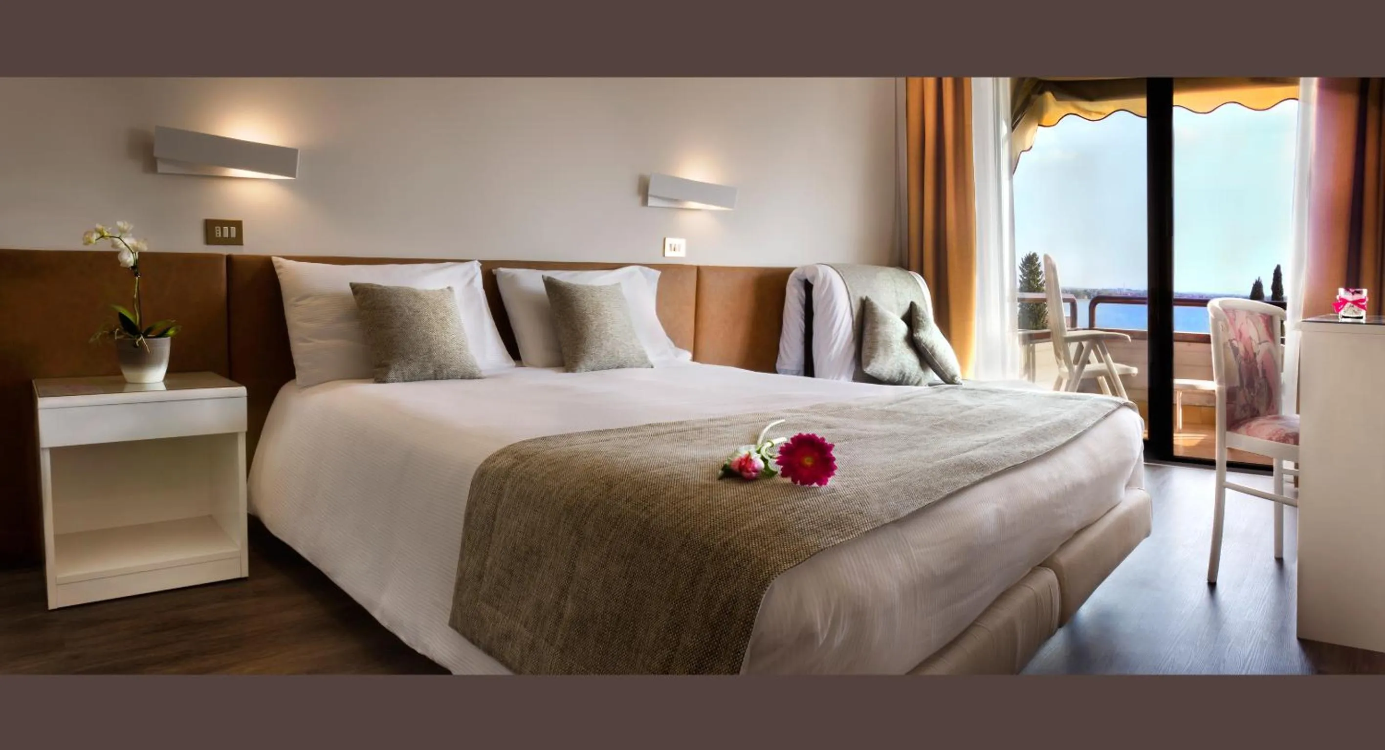 Spring, Bed in Hotel Désirée - Garda Lake Collection