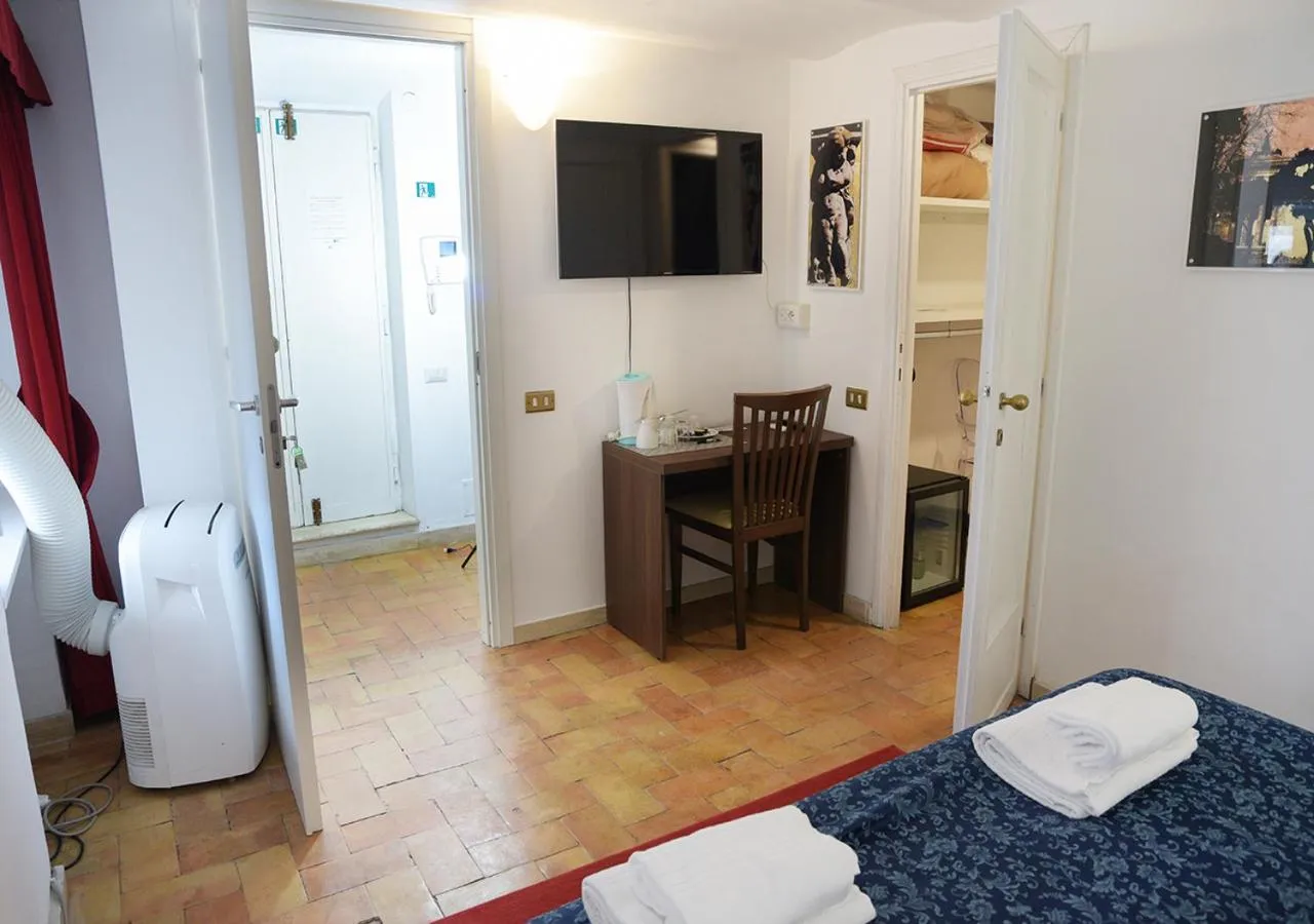 Bedroom, Bed in Farnese 48