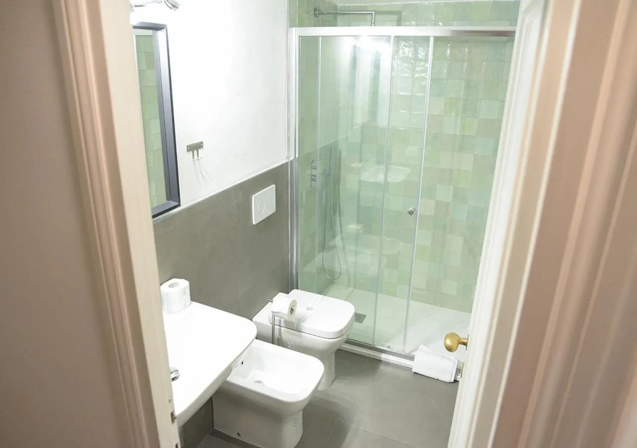 Shower in Farnese 48