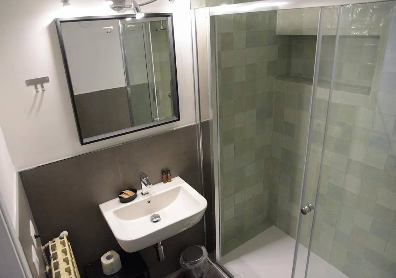 Shower in Farnese 48