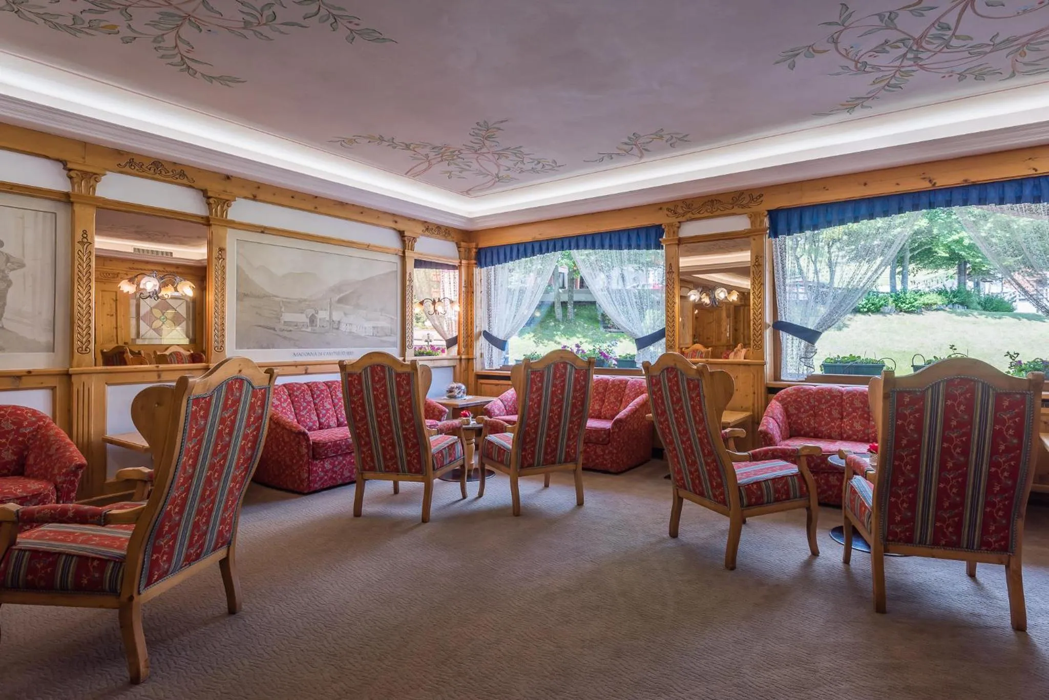 Communal lounge/ TV room in Hotel St. Raphael