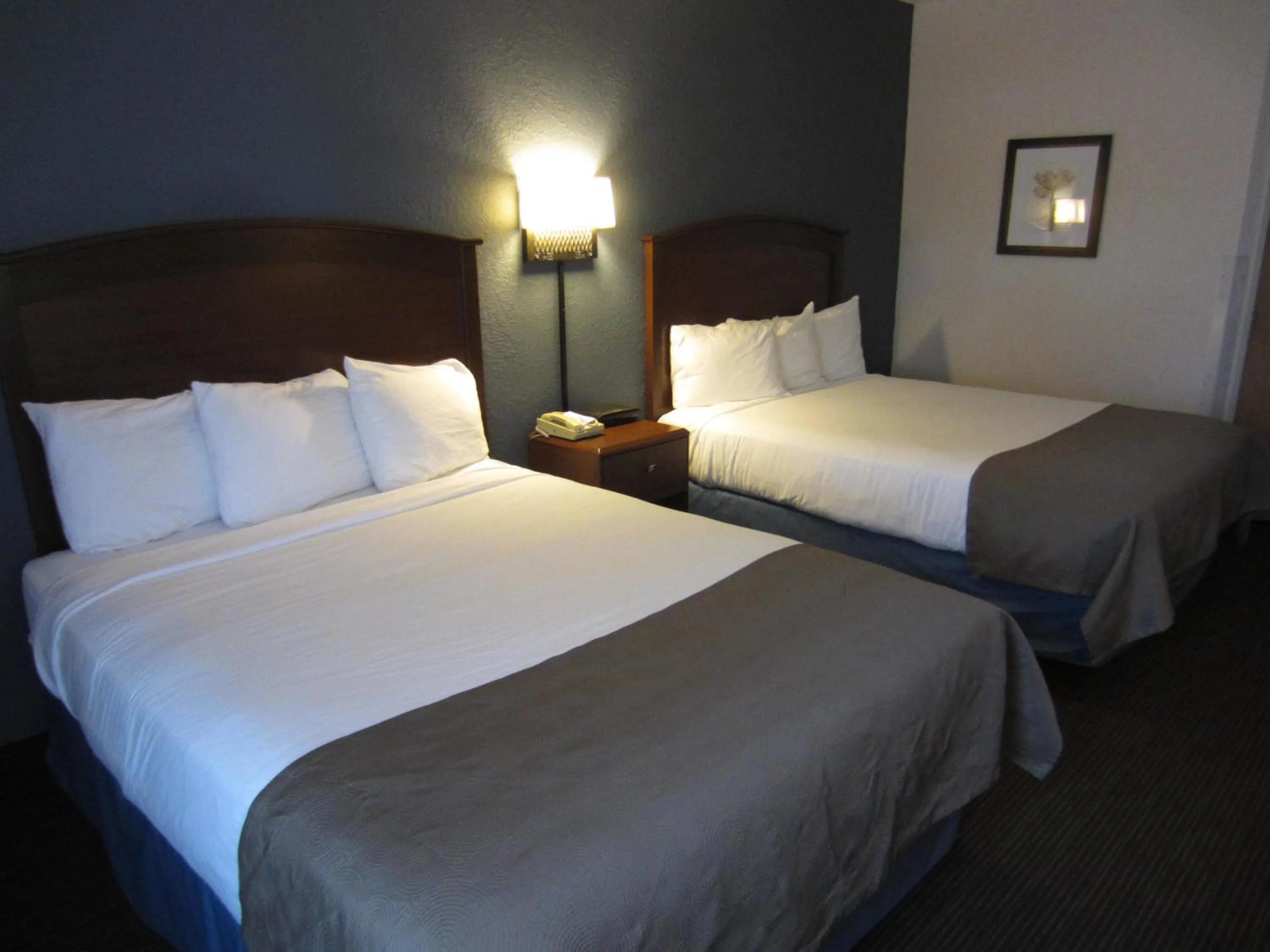 Photo of the whole room, Bed in AmericInn by Wyndham Hutchinson