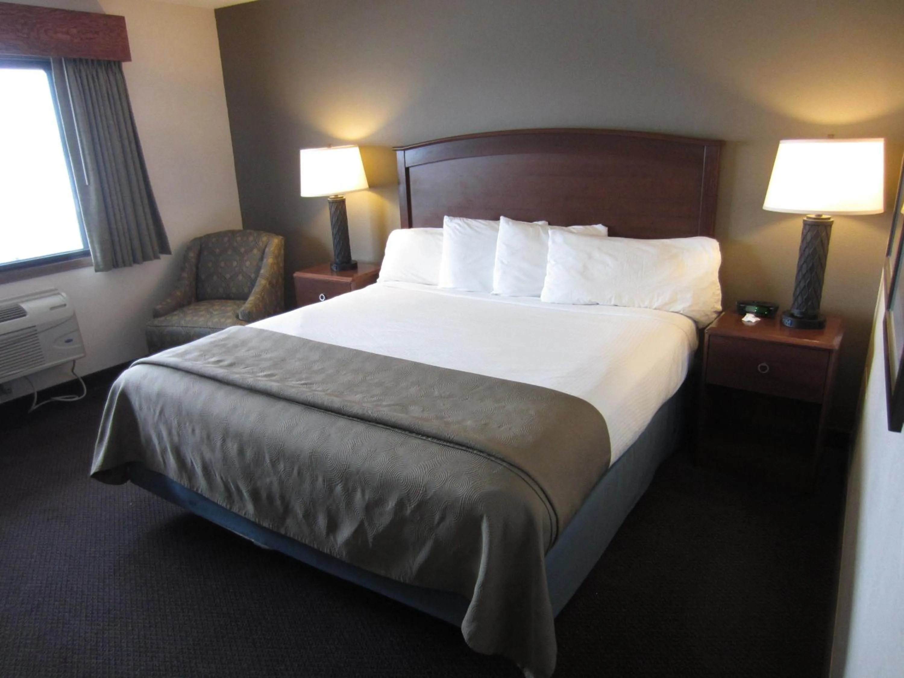 Photo of the whole room, Bed in AmericInn by Wyndham Hutchinson