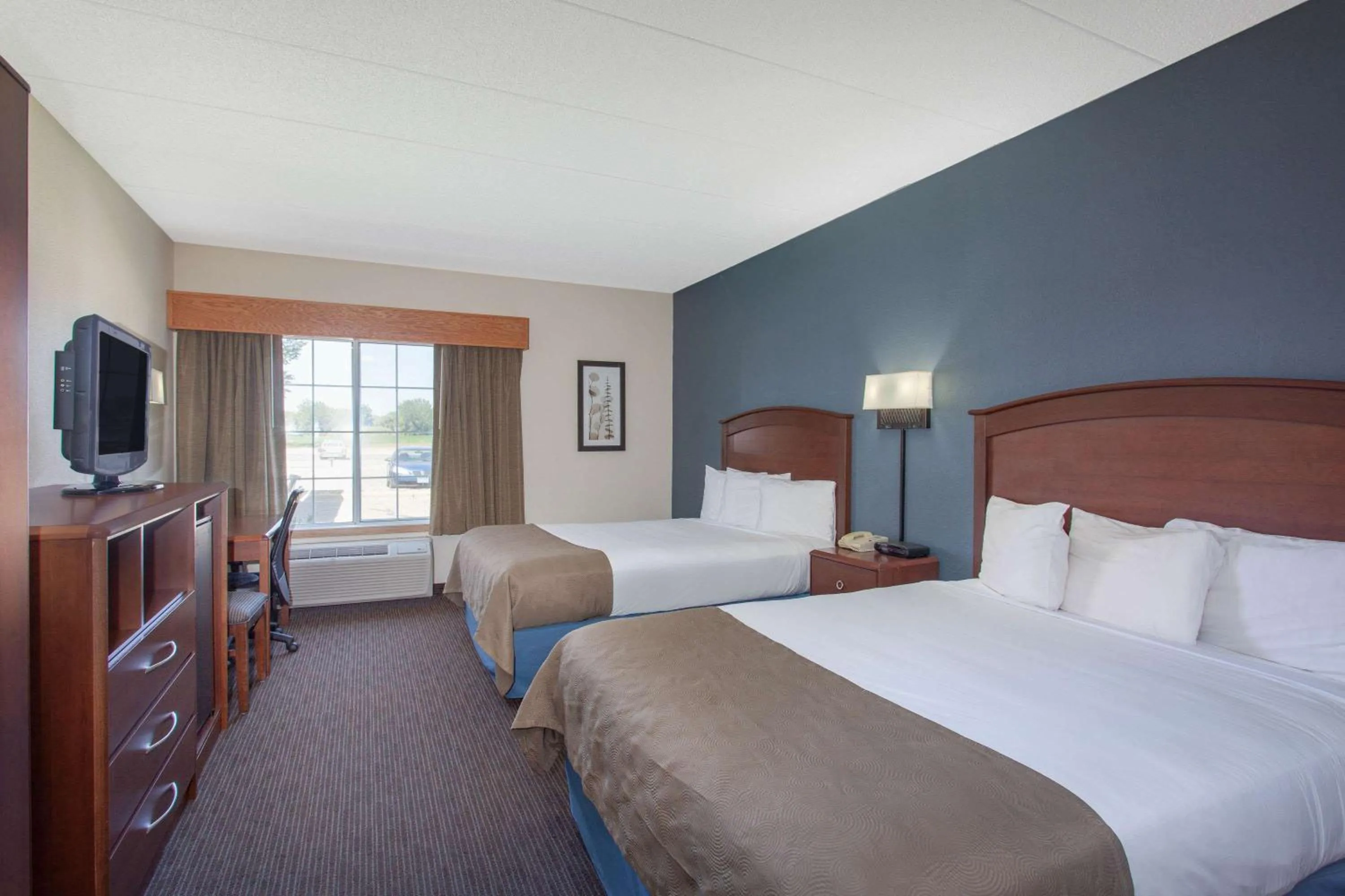 Photo of the whole room, Bed in AmericInn by Wyndham Hutchinson