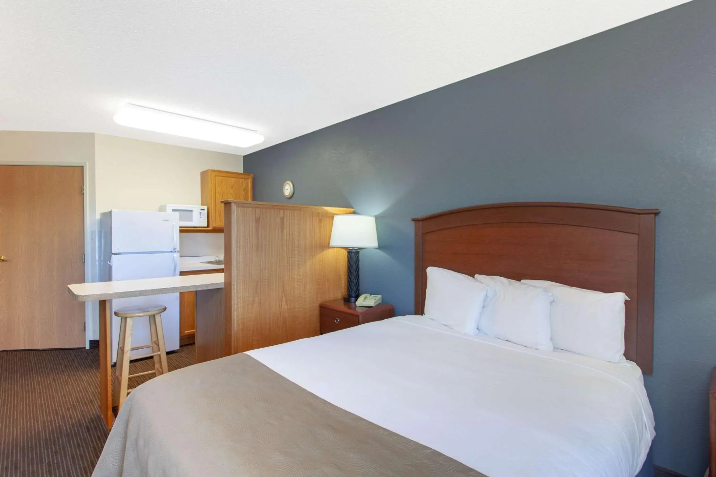 Queen Studio - Upper Floor/Non-Smoking in AmericInn by Wyndham Hutchinson Queen Studio - Upper Floor/Non-Smoking in AmericInn by Wyndham Hutchinson