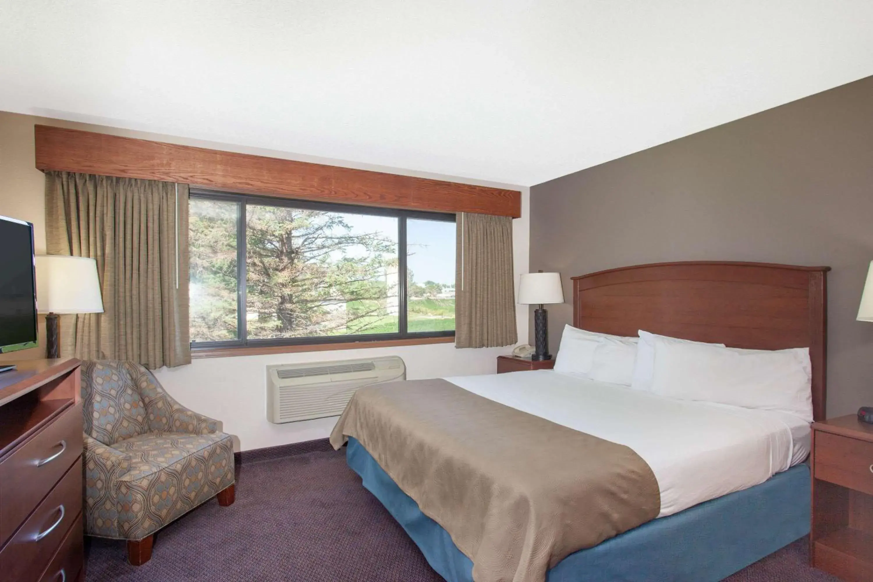 Deluxe King Suite - Upper Floor/Non-Smoking in AmericInn by Wyndham Hutchinson Deluxe King Suite - Upper Floor/Non-Smoking in AmericInn by Wyndham Hutchinson