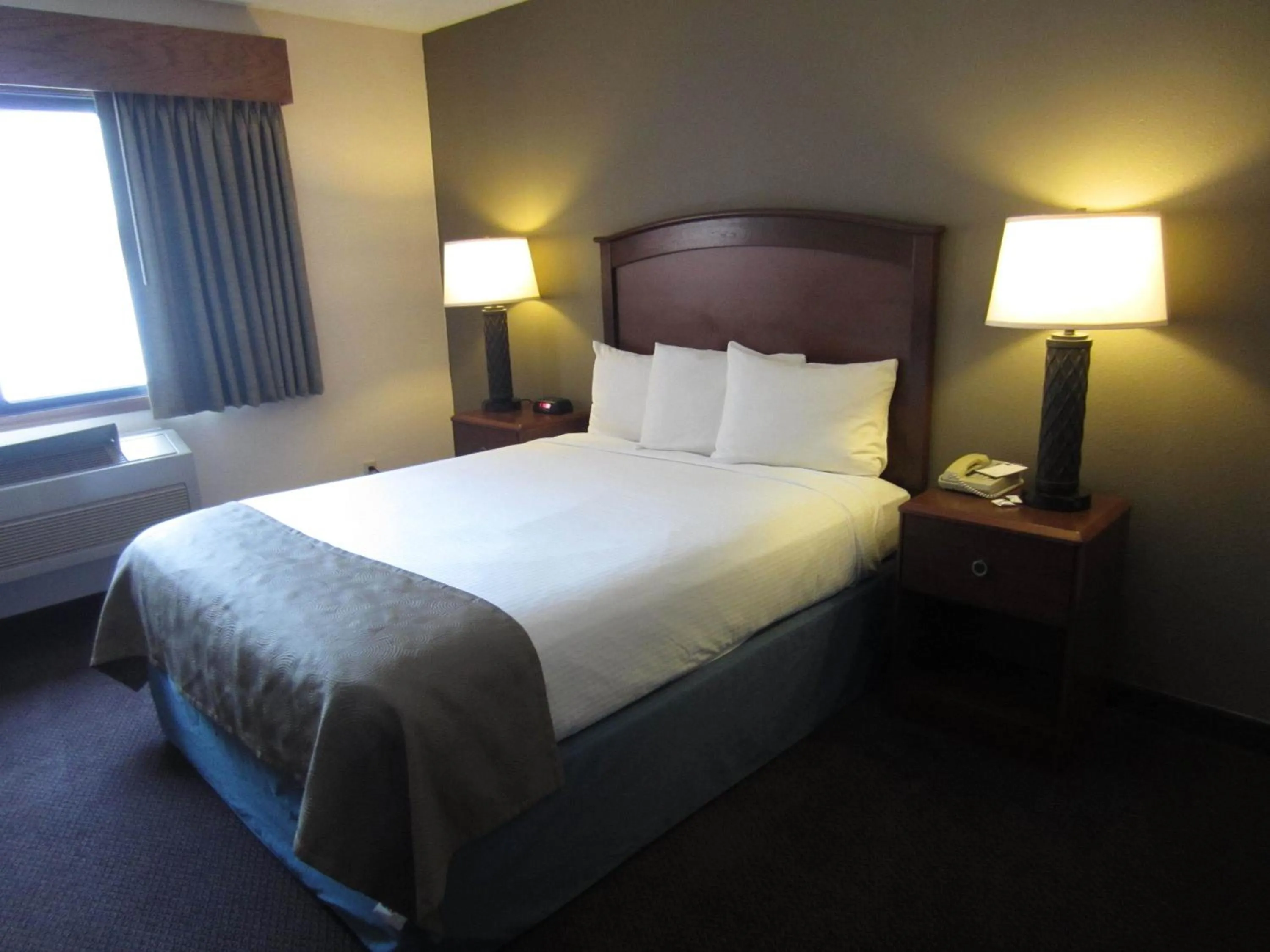 Photo of the whole room, Bed in AmericInn by Wyndham Hutchinson