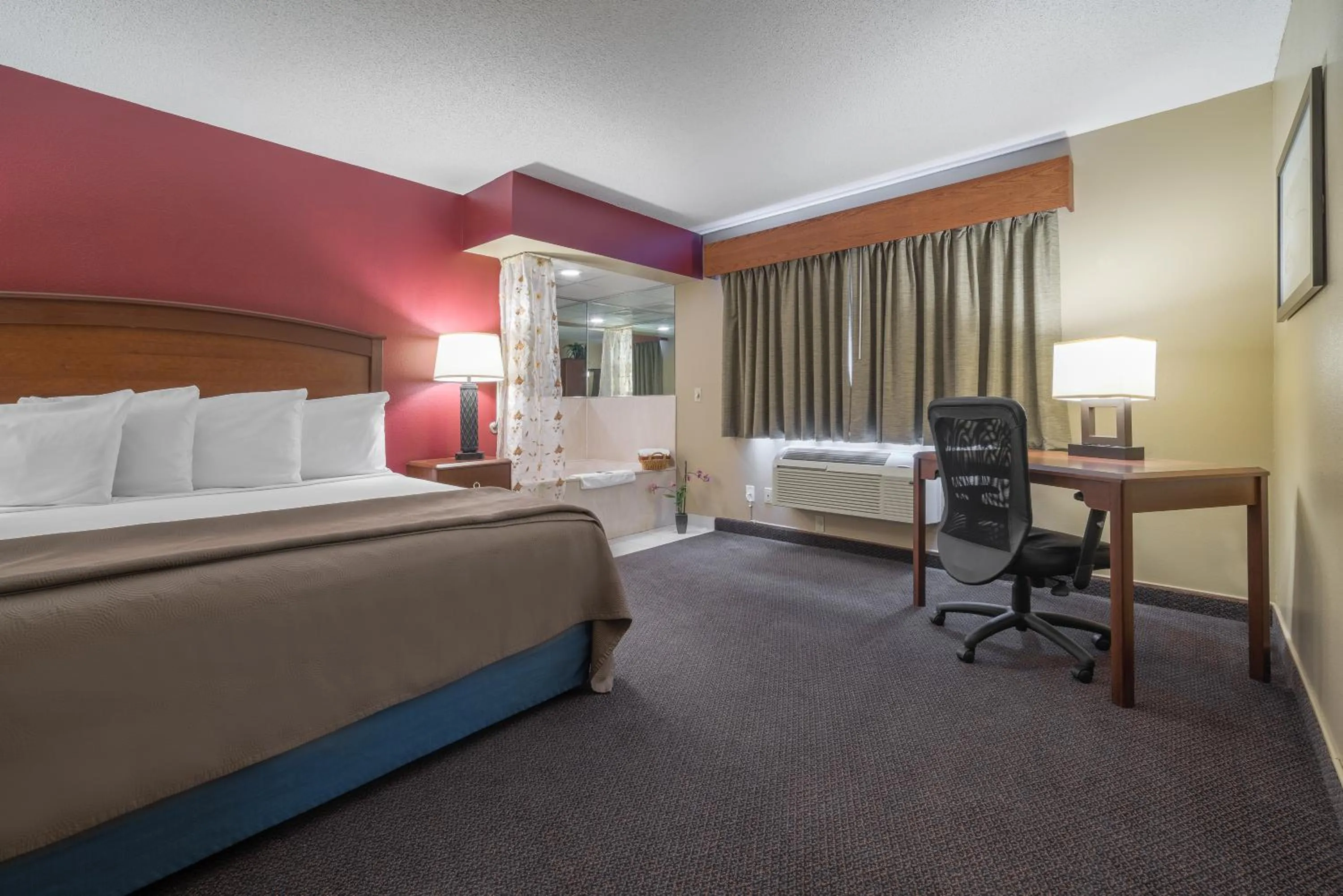Photo of the whole room, Bed in AmericInn by Wyndham Hutchinson