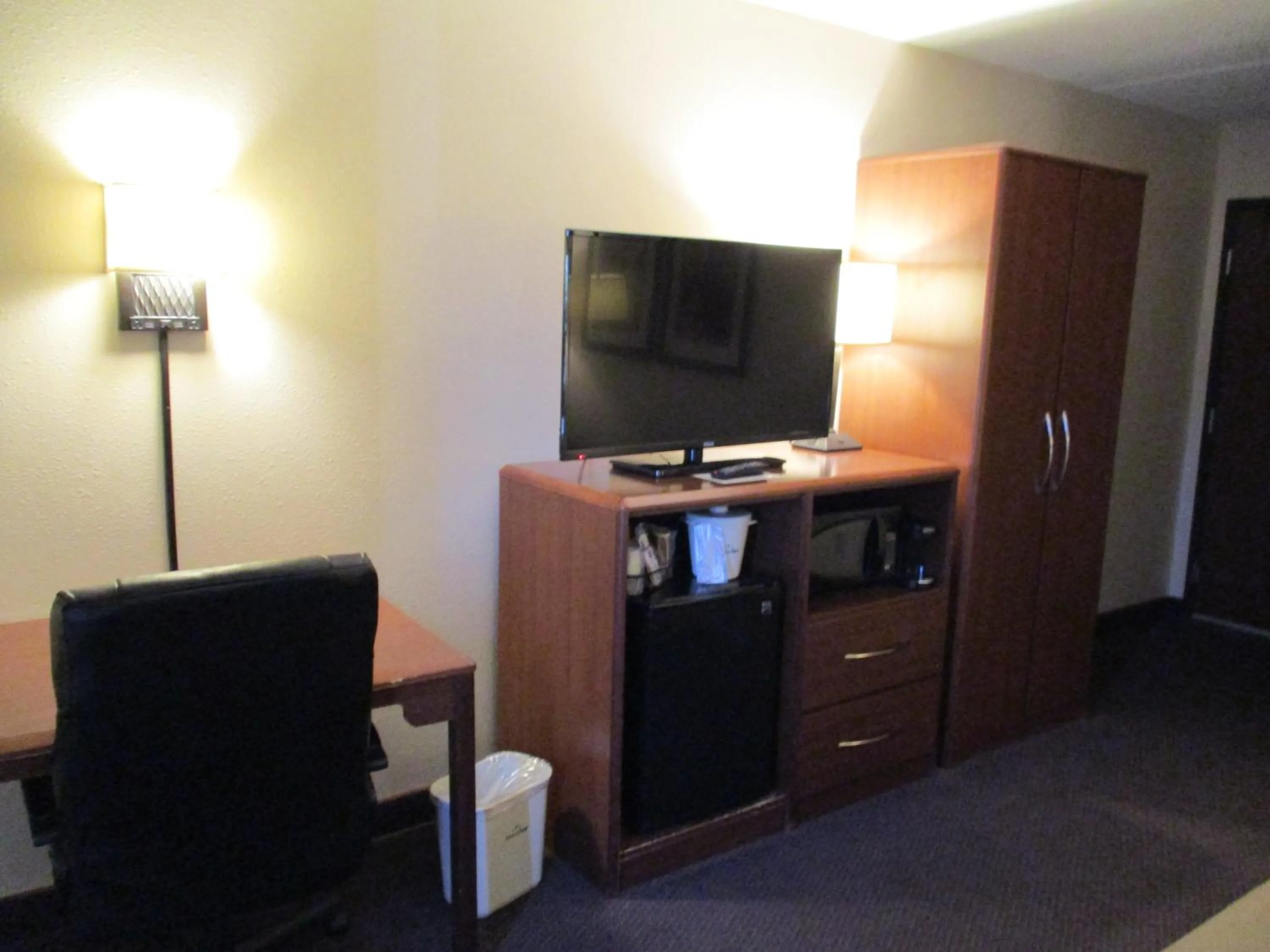 Bedroom in AmericInn by Wyndham Hutchinson