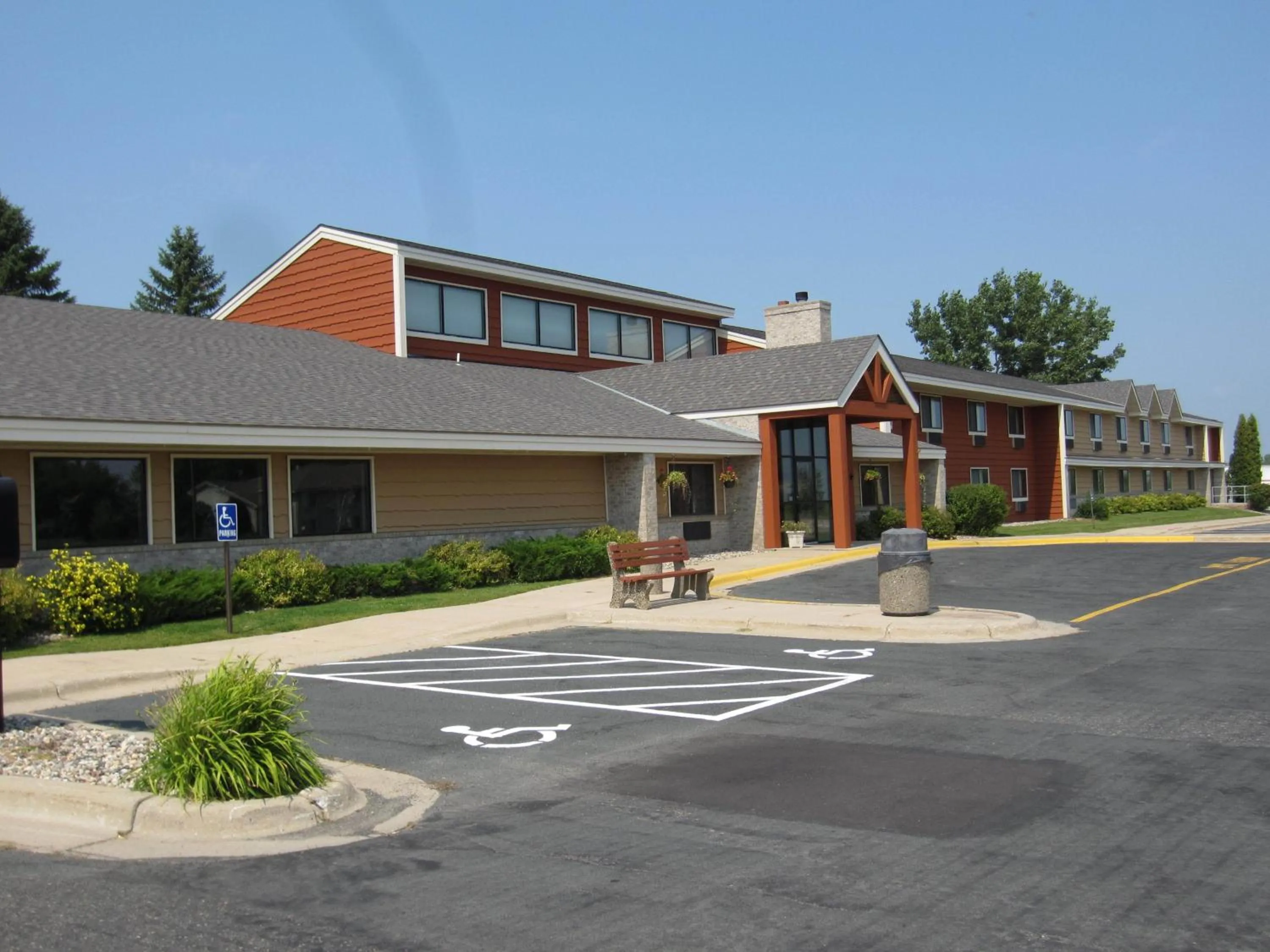 Facade/entrance in AmericInn by Wyndham Hutchinson