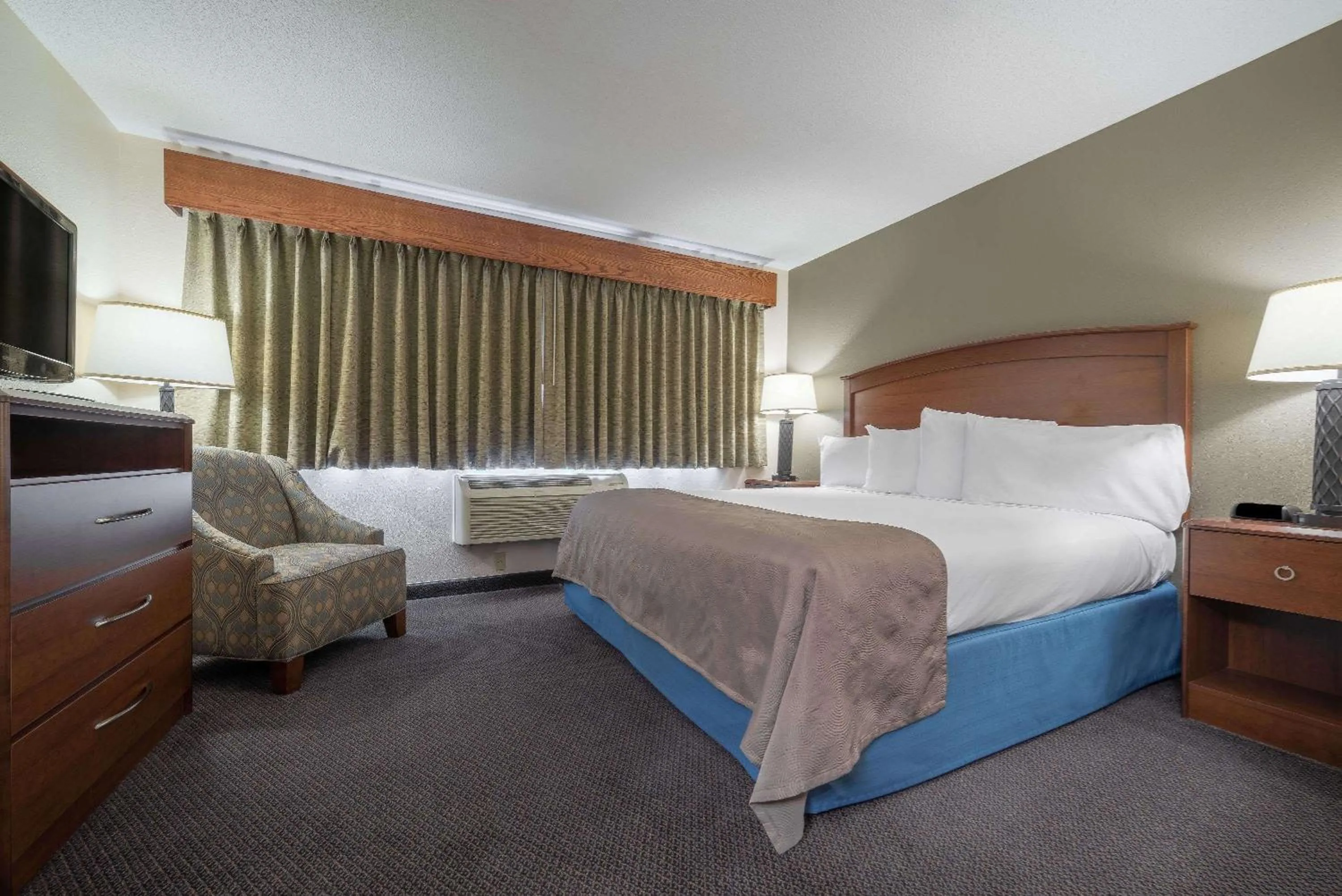 Photo of the whole room, Bed in AmericInn by Wyndham Hutchinson