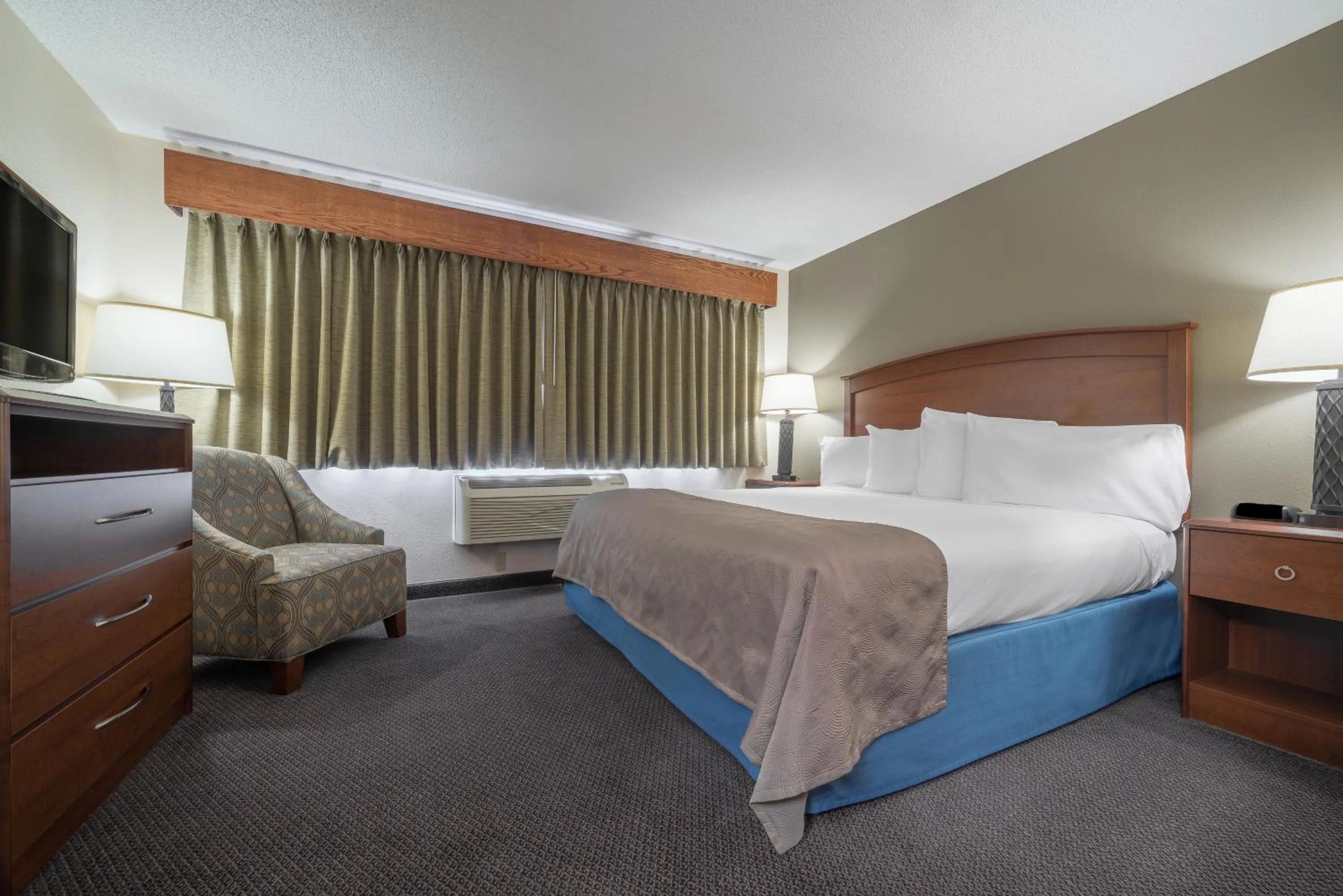 Photo of the whole room, Bed in AmericInn by Wyndham Hutchinson