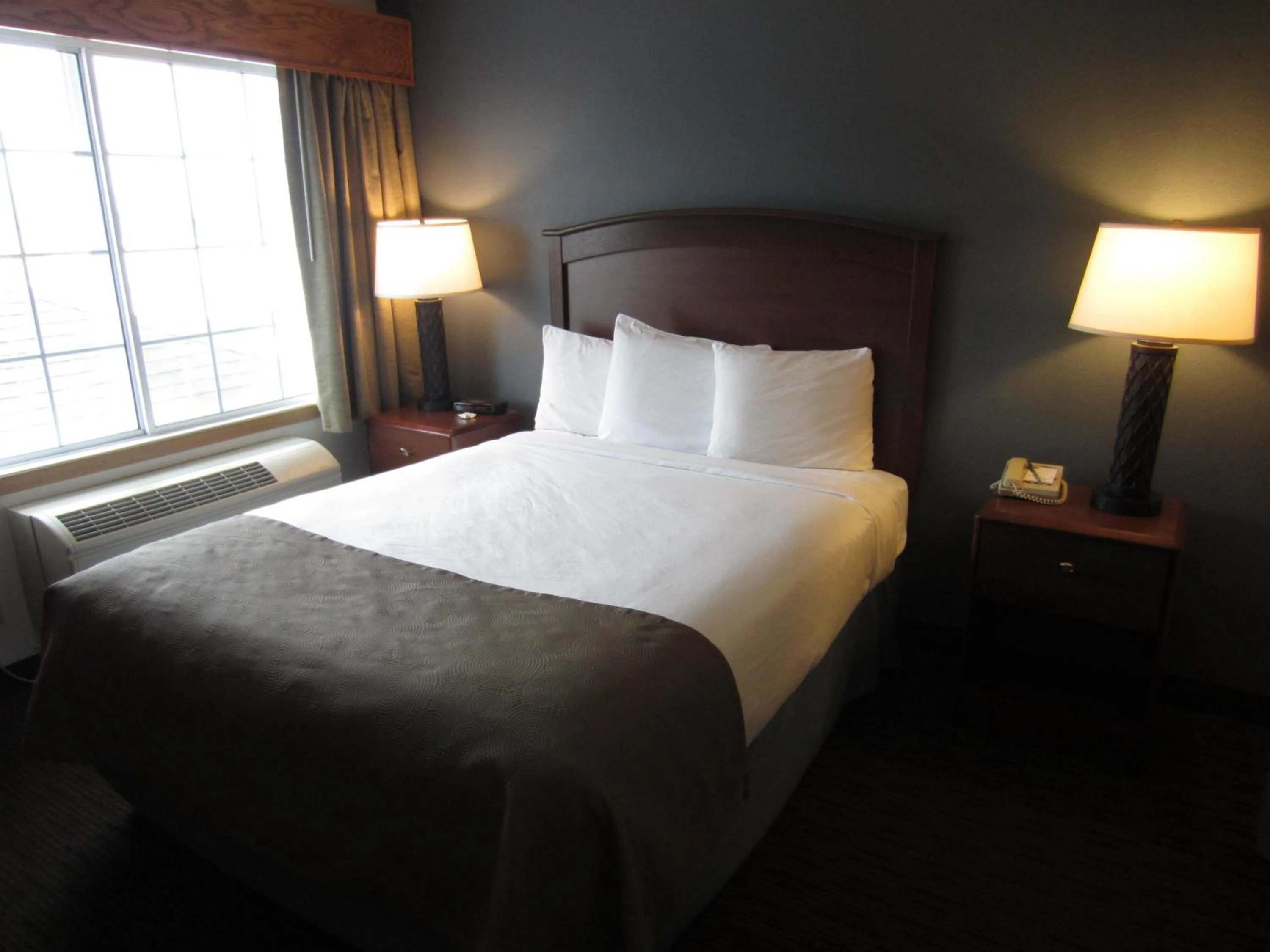 Photo of the whole room, Bed in AmericInn by Wyndham Hutchinson