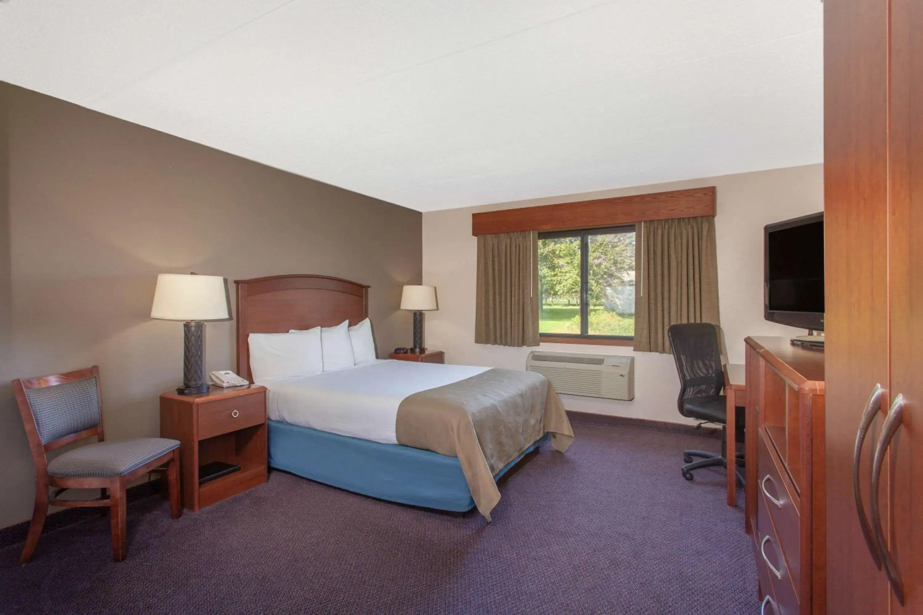 Deluxe Queen Studio - Upper Floor/Non-Smoking in AmericInn by Wyndham Hutchinson Deluxe Queen Studio - Upper Floor/Non-Smoking in AmericInn by Wyndham Hutchinson