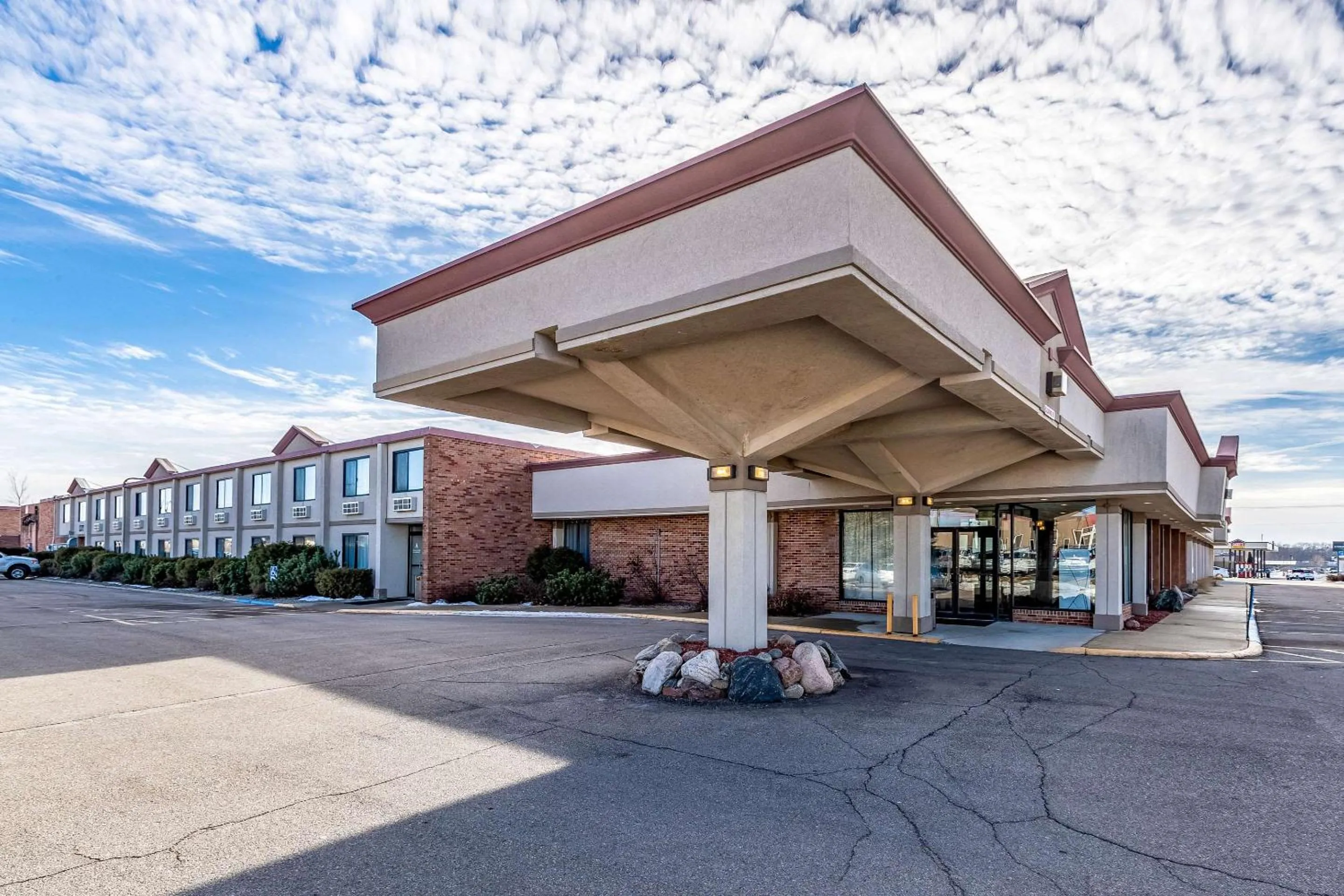 Property building in Quality Inn & Suites Albert Lea