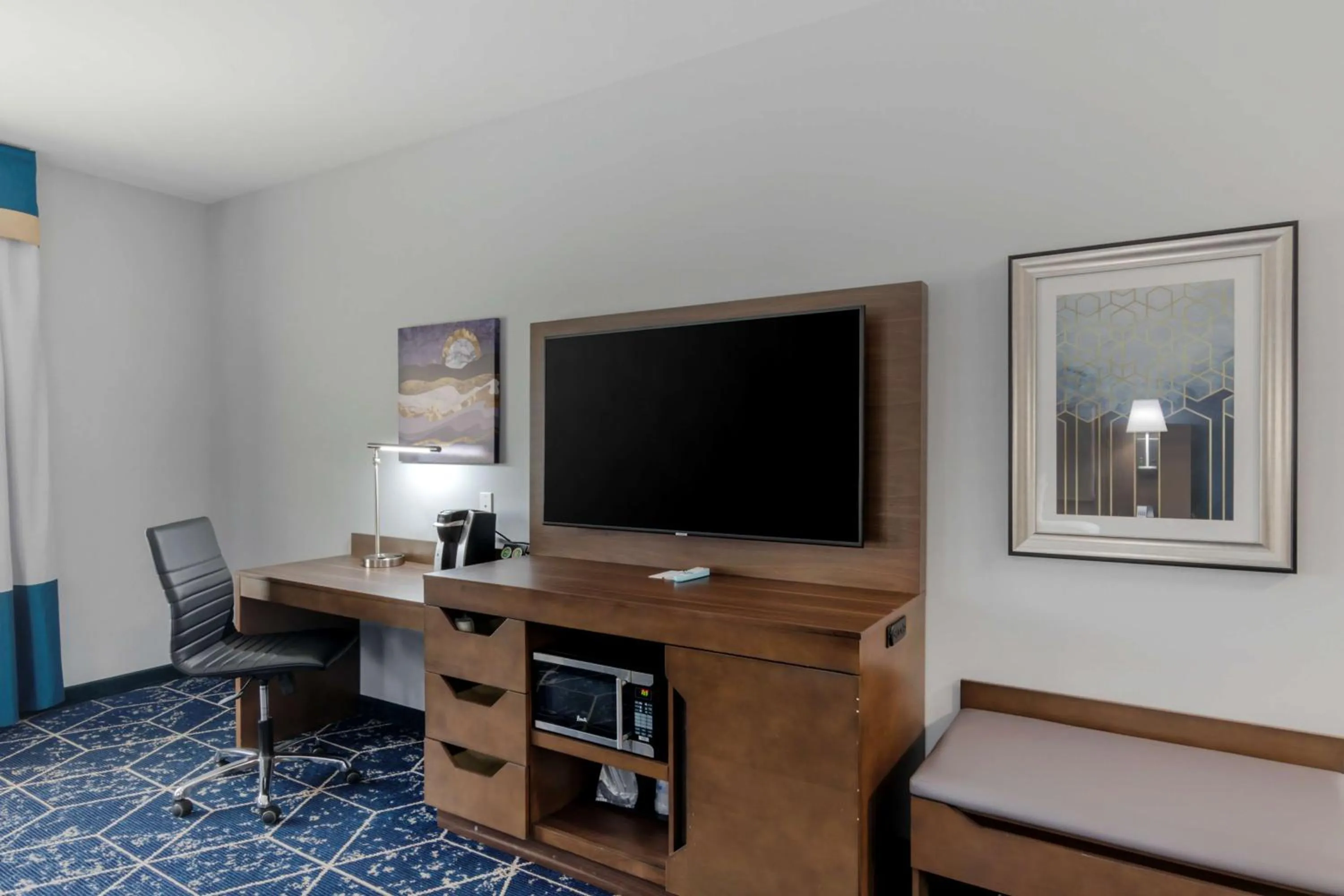 TV and multimedia in Best Western Plus St. Louis Airport Hotel