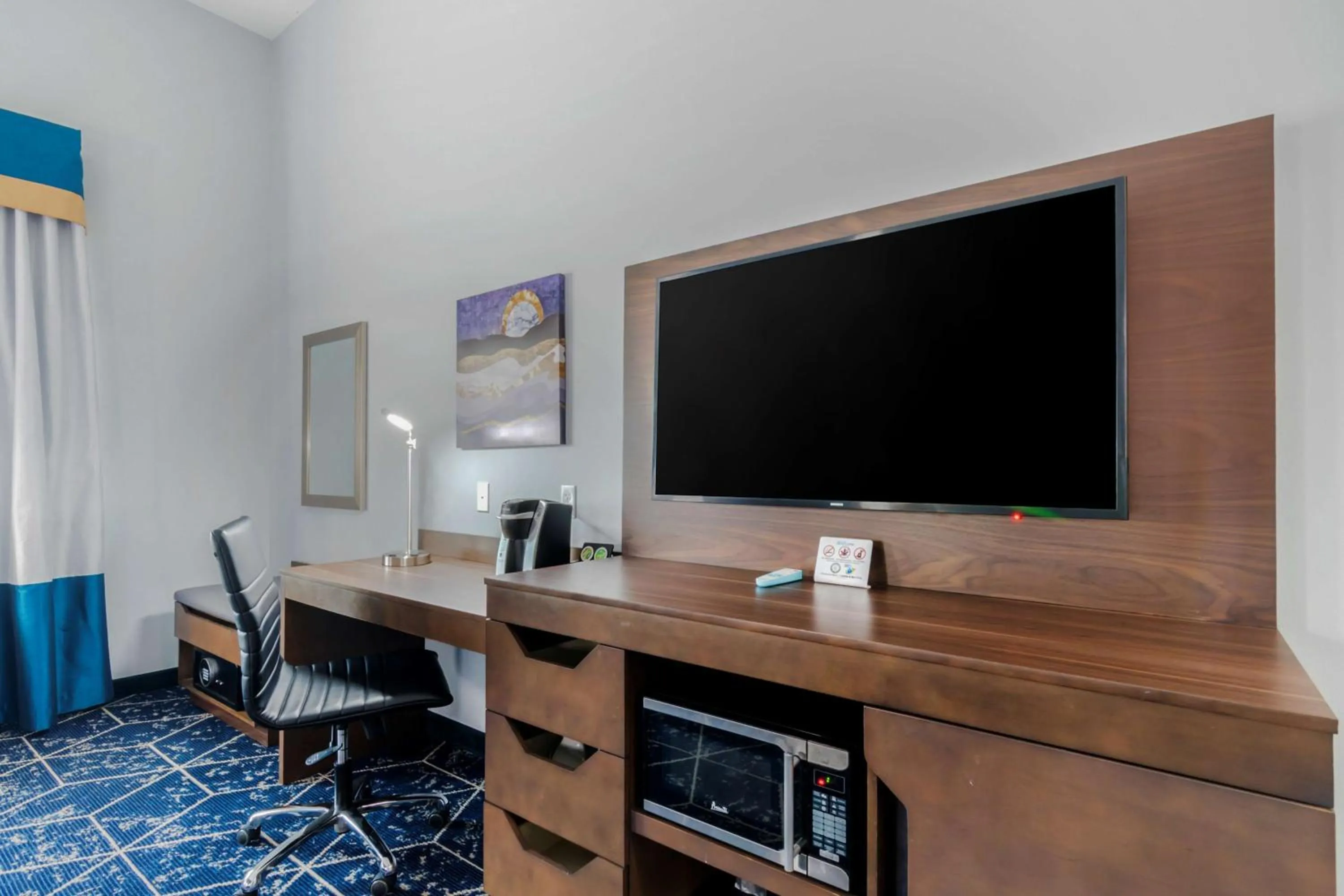 TV and multimedia in Best Western Plus St. Louis Airport Hotel