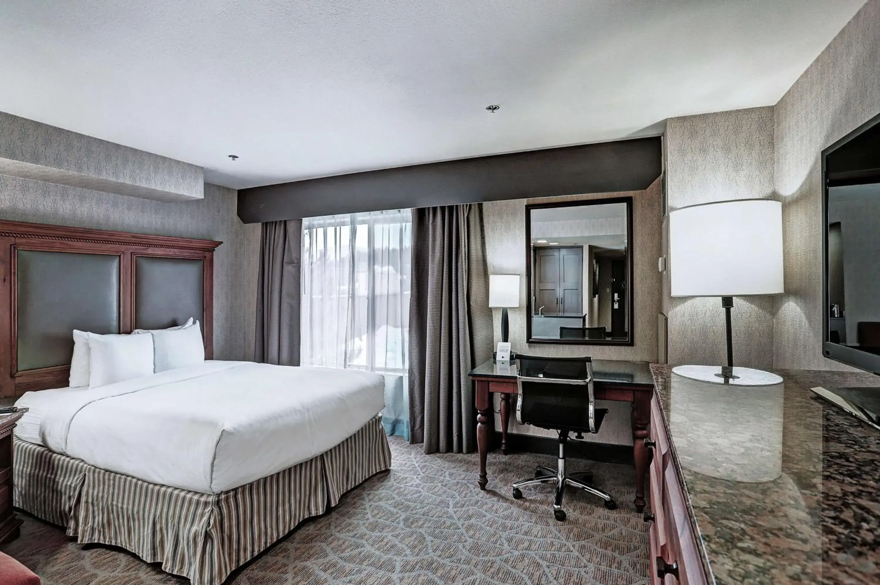 Queen Room in Hotel Alpenrock Breckenridge, Curio Collection by Hilton Queen Room in Hotel Alpenrock Breckenridge, Curio Collection by Hilton