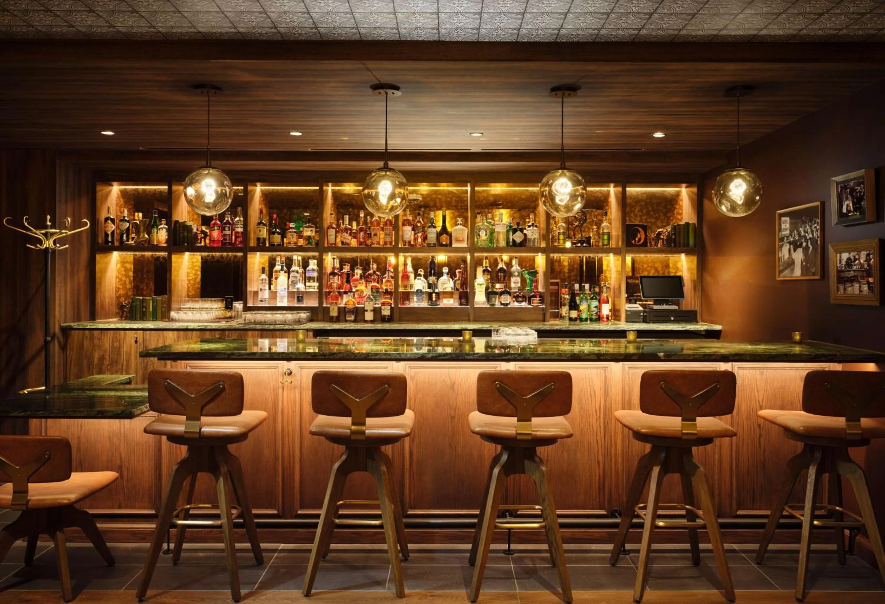 Lounge or bar in Hotel Alpenrock Breckenridge, Curio Collection by Hilton