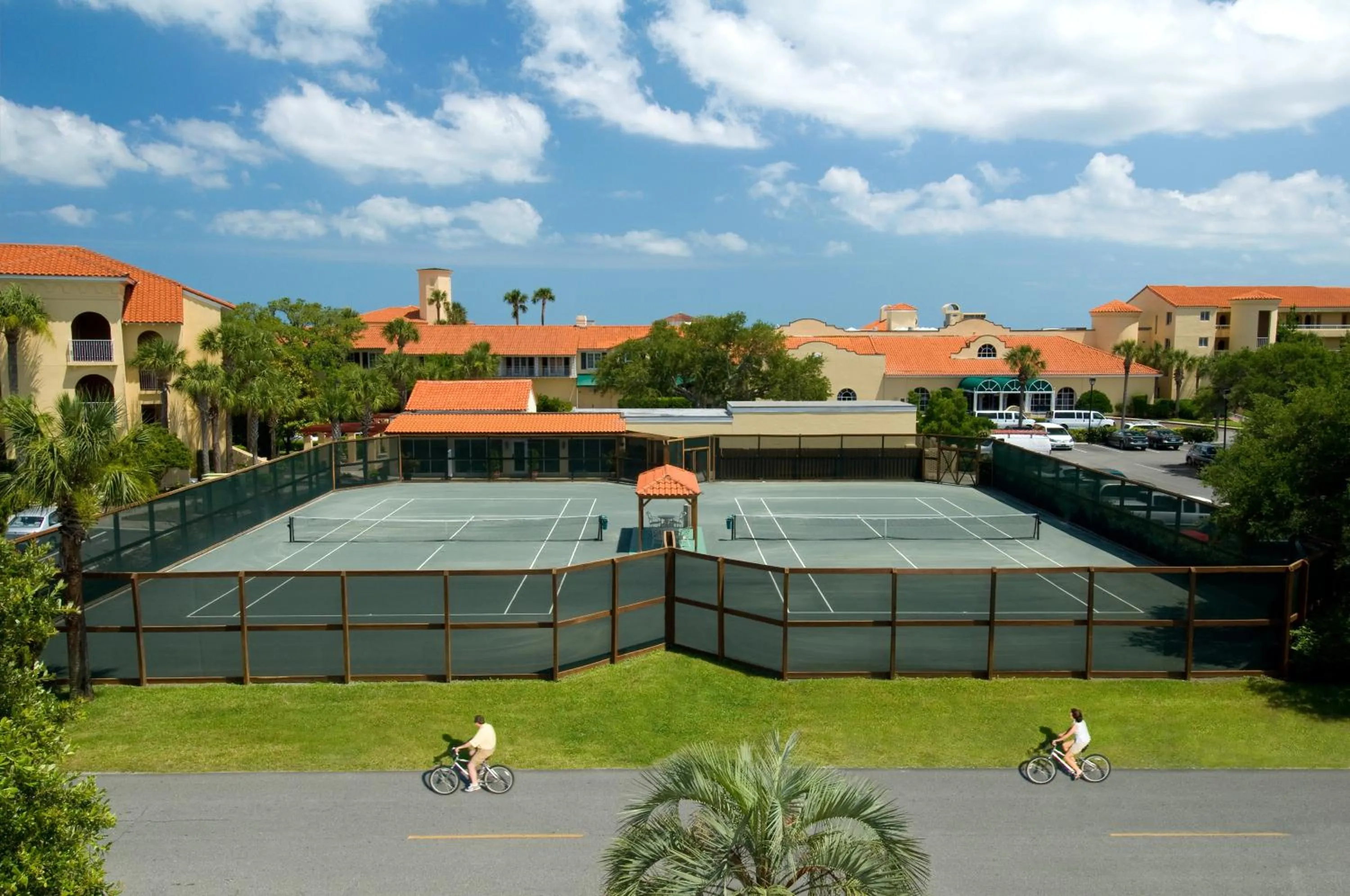 Tennis court in The King and Prince Beach & Golf Resort
